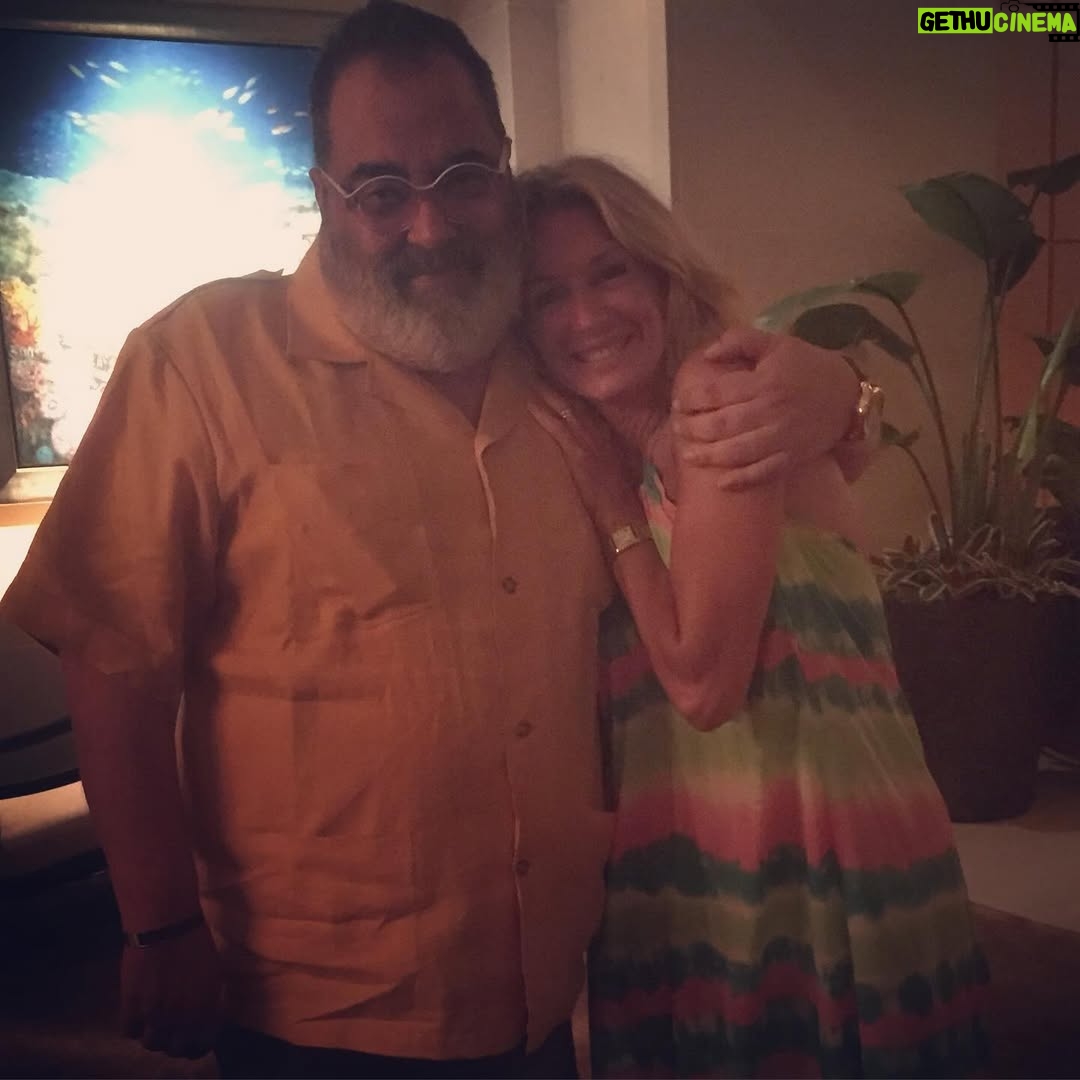 Yanina Latorre - 265.8K Likes - Q dirias hoy de tu propia muerte…me gustaria escucharte!
Se va el hombre mas brillante q he conocido, no hay ni va a haber alguien como el. Un genio, un distinto…tuve el placer de laburar c el. El dia q me llamo…no me entraba la alegria en el cuerpo…. ME LLAMO LANATA, ENTENDES? …y a partir de ahi me cambio la vida, cambio mi carrera. Me enseño, nos divertimos juntos! Tan buen compañero, tan generoso….trabajar c el era asistir a clases magistrales de radio! Gracias, gracias, gracias Dios por haber podido estar ahi c Lanata! Me quedan mil cuentos, mil anecdotas, mil momentos vividos….lo q se te va a extrañar….sos tan necesario!
Te amo Lanata! Hasta q nos volvamos a encontrar! ❤️