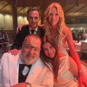 Yanina Latorre Instagram - Q dirias hoy de tu propia muerte…me gustaria escucharte!
Se va el hombre mas brillante q he conocido, no hay ni va a haber alguien como el. Un genio, un distinto…tuve el placer de laburar c el. El dia q me llamo…no me entraba la alegria en el cuerpo…. ME LLAMO LANATA, ENTENDES? …y a partir de ahi me cambio la vida, cambio mi carrera. Me enseño, nos divertimos juntos! Tan buen compañero, tan generoso….trabajar c el era asistir a clases magistrales de radio! Gracias, gracias, gracias Dios por haber podido estar ahi c Lanata! Me quedan mil cuentos, mil anecdotas, mil momentos vividos….lo q se te va a extrañar….sos tan necesario!
Te amo Lanata! Hasta q nos volvamos a encontrar! ❤️