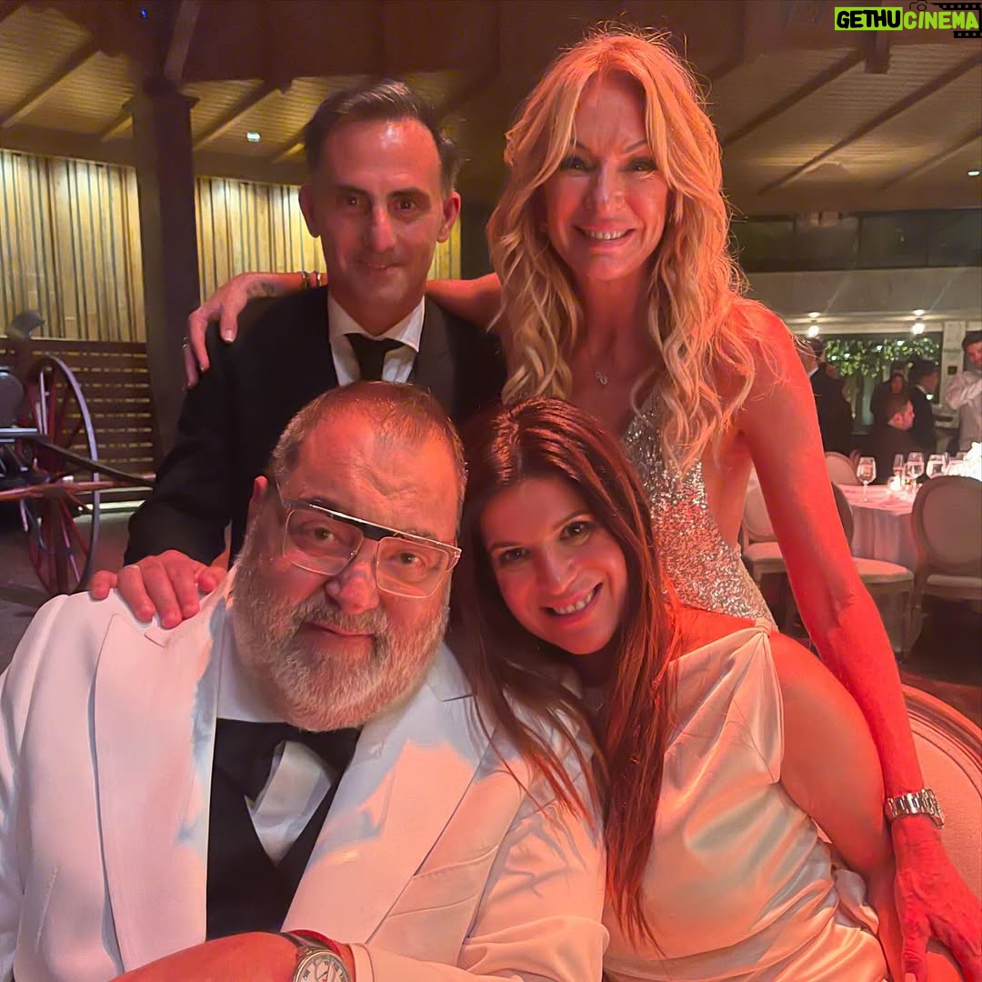 Yanina Latorre - 265.8K Likes - Q dirias hoy de tu propia muerte…me gustaria escucharte!
Se va el hombre mas brillante q he conocido, no hay ni va a haber alguien como el. Un genio, un distinto…tuve el placer de laburar c el. El dia q me llamo…no me entraba la alegria en el cuerpo…. ME LLAMO LANATA, ENTENDES? …y a partir de ahi me cambio la vida, cambio mi carrera. Me enseño, nos divertimos juntos! Tan buen compañero, tan generoso….trabajar c el era asistir a clases magistrales de radio! Gracias, gracias, gracias Dios por haber podido estar ahi c Lanata! Me quedan mil cuentos, mil anecdotas, mil momentos vividos….lo q se te va a extrañar….sos tan necesario!
Te amo Lanata! Hasta q nos volvamos a encontrar! ❤️