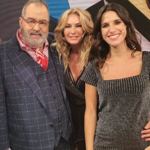 Yanina Latorre Instagram - Q dirias hoy de tu propia muerte…me gustaria escucharte!
Se va el hombre mas brillante q he conocido, no hay ni va a haber alguien como el. Un genio, un distinto…tuve el placer de laburar c el. El dia q me llamo…no me entraba la alegria en el cuerpo…. ME LLAMO LANATA, ENTENDES? …y a partir de ahi me cambio la vida, cambio mi carrera. Me enseño, nos divertimos juntos! Tan buen compañero, tan generoso….trabajar c el era asistir a clases magistrales de radio! Gracias, gracias, gracias Dios por haber podido estar ahi c Lanata! Me quedan mil cuentos, mil anecdotas, mil momentos vividos….lo q se te va a extrañar….sos tan necesario!
Te amo Lanata! Hasta q nos volvamos a encontrar! ❤️