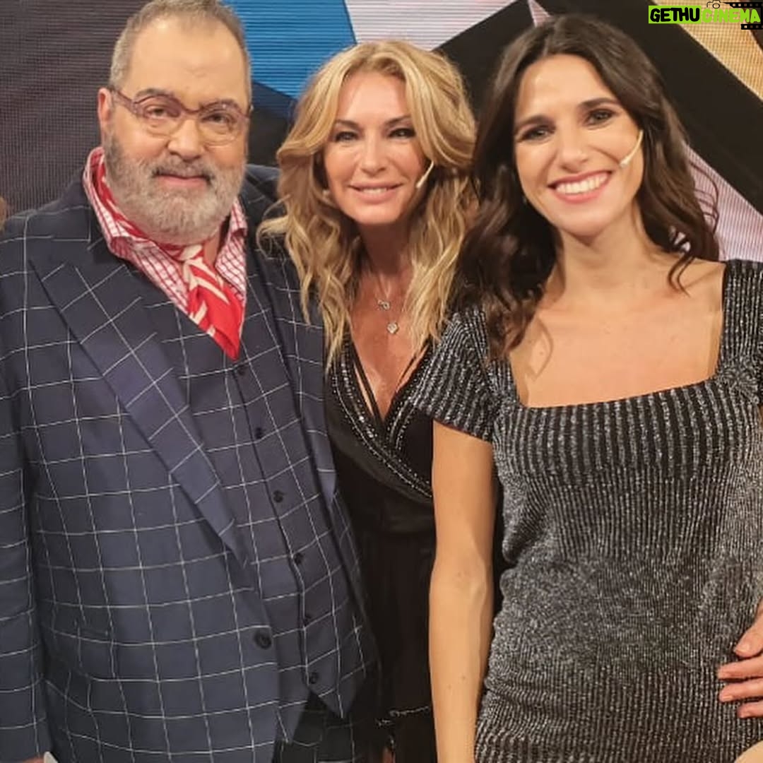 Yanina Latorre - 265.8K Likes - Q dirias hoy de tu propia muerte…me gustaria escucharte!
Se va el hombre mas brillante q he conocido, no hay ni va a haber alguien como el. Un genio, un distinto…tuve el placer de laburar c el. El dia q me llamo…no me entraba la alegria en el cuerpo…. ME LLAMO LANATA, ENTENDES? …y a partir de ahi me cambio la vida, cambio mi carrera. Me enseño, nos divertimos juntos! Tan buen compañero, tan generoso….trabajar c el era asistir a clases magistrales de radio! Gracias, gracias, gracias Dios por haber podido estar ahi c Lanata! Me quedan mil cuentos, mil anecdotas, mil momentos vividos….lo q se te va a extrañar….sos tan necesario!
Te amo Lanata! Hasta q nos volvamos a encontrar! ❤️
