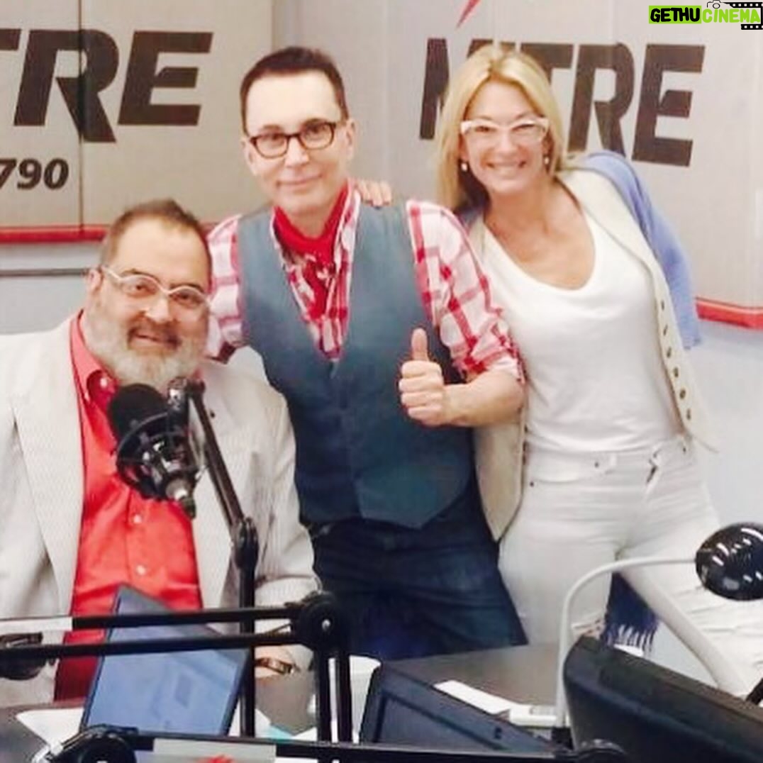 Yanina Latorre - 265.8K Likes - Q dirias hoy de tu propia muerte…me gustaria escucharte!
Se va el hombre mas brillante q he conocido, no hay ni va a haber alguien como el. Un genio, un distinto…tuve el placer de laburar c el. El dia q me llamo…no me entraba la alegria en el cuerpo…. ME LLAMO LANATA, ENTENDES? …y a partir de ahi me cambio la vida, cambio mi carrera. Me enseño, nos divertimos juntos! Tan buen compañero, tan generoso….trabajar c el era asistir a clases magistrales de radio! Gracias, gracias, gracias Dios por haber podido estar ahi c Lanata! Me quedan mil cuentos, mil anecdotas, mil momentos vividos….lo q se te va a extrañar….sos tan necesario!
Te amo Lanata! Hasta q nos volvamos a encontrar! ❤️