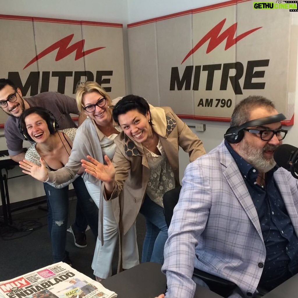 Yanina Latorre - 265.8K Likes - Q dirias hoy de tu propia muerte…me gustaria escucharte!
Se va el hombre mas brillante q he conocido, no hay ni va a haber alguien como el. Un genio, un distinto…tuve el placer de laburar c el. El dia q me llamo…no me entraba la alegria en el cuerpo…. ME LLAMO LANATA, ENTENDES? …y a partir de ahi me cambio la vida, cambio mi carrera. Me enseño, nos divertimos juntos! Tan buen compañero, tan generoso….trabajar c el era asistir a clases magistrales de radio! Gracias, gracias, gracias Dios por haber podido estar ahi c Lanata! Me quedan mil cuentos, mil anecdotas, mil momentos vividos….lo q se te va a extrañar….sos tan necesario!
Te amo Lanata! Hasta q nos volvamos a encontrar! ❤️