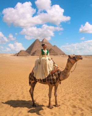 Yarissa Instagram - Esta es la mÔs antigua maravilla del mundo ⨠Se estima que su construcción terminó alrededor de 2,600 años antes de Cristo.
La necrópolis de Giza estÔ situada en las afueras de El Cairo y la Gran PirÔmide fue el edificio mÔs alto del mundo durante 3800 años.
#Giza #Piramides #Egipto