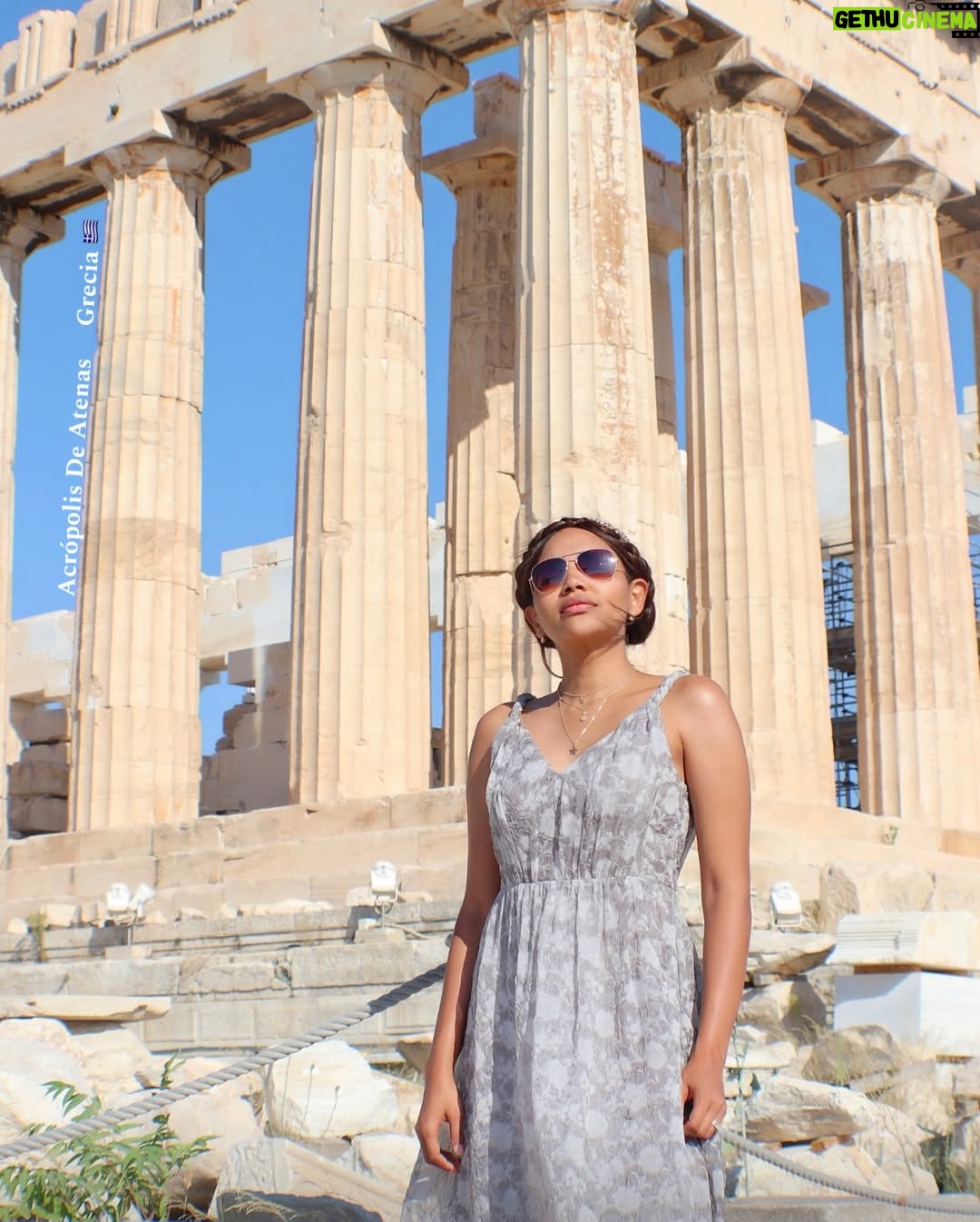Yarissa - 31.2K Likes - ¡Visité las 7 Maravillas Del Mundo! 🥹 También visité Maravillas Honoríficas, Maravillas Naturales y la única Maravilla Del Mundo Antiguo que sigue de pie 😍

Mundo Moderno:
1. Petra, Jordania 🇯🇴 
2. Machu Picchu, Perú 🇵🇪 
3. Coliseo Romano, Italia 🇮🇹
4. Gran Muralla, China 🇨🇳 
5. Cristo Redentor, Brasil 🇧🇷
6. Taj Mahal, India 🇮🇳 
7. Chichén Itzá, México 🇲🇽

Mundo Antiguo:
✨ Pirámides De Giza, Egipto 🇪🇬✨

Maravillas Honoríficas:
1. Acrópolis De Atenas, Grecia 🇬🇷 
2. Angkor Wat, Camboya 🇰🇭 
3. Torre Eiffel, Francia 🇫🇷 
4. Estatua De La Libertad, EEUU 🇺🇸 
5. Torres Petronas, Malasia 🇲🇾 

Maravillas Naturales:
1. Salto Ángel, Venezuela 🇻🇪 
2. Auroras Boreales, Noruega 🇳🇴 
3. Cataratas Del Iguazú, Argentina 🇦🇷🇧🇷
4. Bahía De Ha-Long, Vietnam 🇻🇳 
5. Gran Cañón, EEUU 🇺🇸 
6. Masai Mara, Tanzania 🇹🇿🇰🇪
7. Mar Muerto, Israel 🇮🇱🇯🇴🇵🇸

Cada día, cada noche le doy gracias a Dios por permitirme viajar, salir, correr, comer, conocer. Esto para mí es un mega lujo. Nunca pensé que tendría la oportunidad de vivir tantas cosas increíbles y aquí estoy, siendo esa mujer que sueña y ejecuta. Miro atrás y no puedo creer lo mucho que he recorrido.

🔆 ¡Que nadie dude que he vivido! 🔆

#7Wonders #7Maravillas #WondersOfTheWorld #NaturalWonders