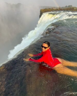 Yarissa Instagram - ”Estoy en el borde de la catarata mÔs grande del mundo!
Este lugar se llama āPiscina Del Diabloā y si eres de los miedosos mĆ”s valientes del mundo puedes llegar aquĆ nadando a travĆ©s del rĆo Zambeze. Con ayuda de la corriente terminarĆ”s en la piscina infinita mĆ”s increĆble del mundo y sentirĆ”s en carne propia los 8.500 millones de litros de agua que caen por las Cataratas Victoria cada minuto.
Nota: EstĆ” completamente prohibido venir aquĆ sin uno de los guĆas especializados y en Ć©poca de lluvia. Esta piscina solo estĆ” disponible de septiembre a diciembre porque son los meses en que las cataratas tienen menos agua.
Es importante destacar que este lugar es mĆ”s un efecto visual que otra cosa ya que en realidad hay un muro natural que impedirĆa por completo que te caigas por las cataratas. Supongo que esa es la razón por la que nunca nadie se ha caĆdo a pesar de que cientos de personas se baƱan aquĆ cada dĆa.
AdemĆ”s, si el sonido del agua te pone nervioso los guĆas te sostendrĆ”n por los pies para que te sientas mĆ”s seguro. Yo sufro un poco de vĆ©rtigo asĆ que investiguĆ© demasiado antes de decidirme a hacerlo y crĆ©anme que cosas mĆ”s peligrosas hace uno sin darse cuenta. En esta piscina no hay forma que te caigas a menos que tu mismo te lances. Creo que esta experiencia no entra ni al top 3 de las cosas mĆ”s aterradoras que he hecho porque se ve aterrador pero en esencia no lo es. Solo serĆa peligroso si eres loco š
LogrĆ© reservar mi cupo a travĆ©s de @Zambezi_Boutique_Guesthouse y fue una de las experiencias mĆ”s increĆbles de mi vida. No me atrevĆ a hacer el Bungee Jumping en las cataratas pero esto si š
#Zambia #VictoriaFalls #DevilsPool