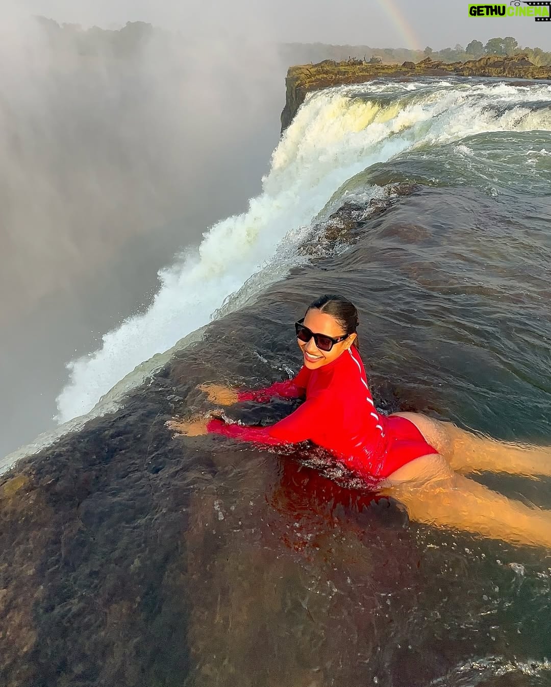 Yarissa - 26.9K Likes - ¡Estoy en el borde de la catarata más grande del mundo! 

Este lugar se llama “Piscina Del Diablo” y si eres de los miedosos más valientes del mundo puedes llegar aquí nadando a través del río Zambeze. Con ayuda de la corriente terminarás en la piscina infinita más increíble del mundo y sentirás en carne propia los 8.500 millones de litros de agua que caen por las Cataratas Victoria cada minuto.

Nota: Está completamente prohibido venir aquí sin uno de los guías especializados y en época de lluvia. Esta piscina solo está disponible de septiembre a diciembre porque son los meses en que las cataratas tienen menos agua.

Es importante destacar que este lugar es más un efecto visual que otra cosa ya que en realidad hay un muro natural que impediría por completo que te caigas por las cataratas. Supongo que esa es la razón por la que nunca nadie se ha caído a pesar de que cientos de personas se bañan aquí cada día.

Además, si el sonido del agua te pone nervioso los guías te sostendrán por los pies para que te sientas más seguro. Yo sufro un poco de vértigo así que investigué demasiado antes de decidirme a hacerlo y créanme que cosas más peligrosas hace uno sin darse cuenta. En esta piscina no hay forma que te caigas a menos que tu mismo te lances. Creo que esta experiencia no entra ni al top 3 de las cosas más aterradoras que he hecho porque se ve aterrador pero en esencia no lo es. Solo sería peligroso si eres loco 😂

Logré reservar mi cupo a través de @Zambezi_Boutique_Guesthouse y fue una de las experiencias más increíbles de mi vida. No me atreví a hacer el Bungee Jumping en las cataratas pero esto si 😍

#Zambia #VictoriaFalls #DevilsPool