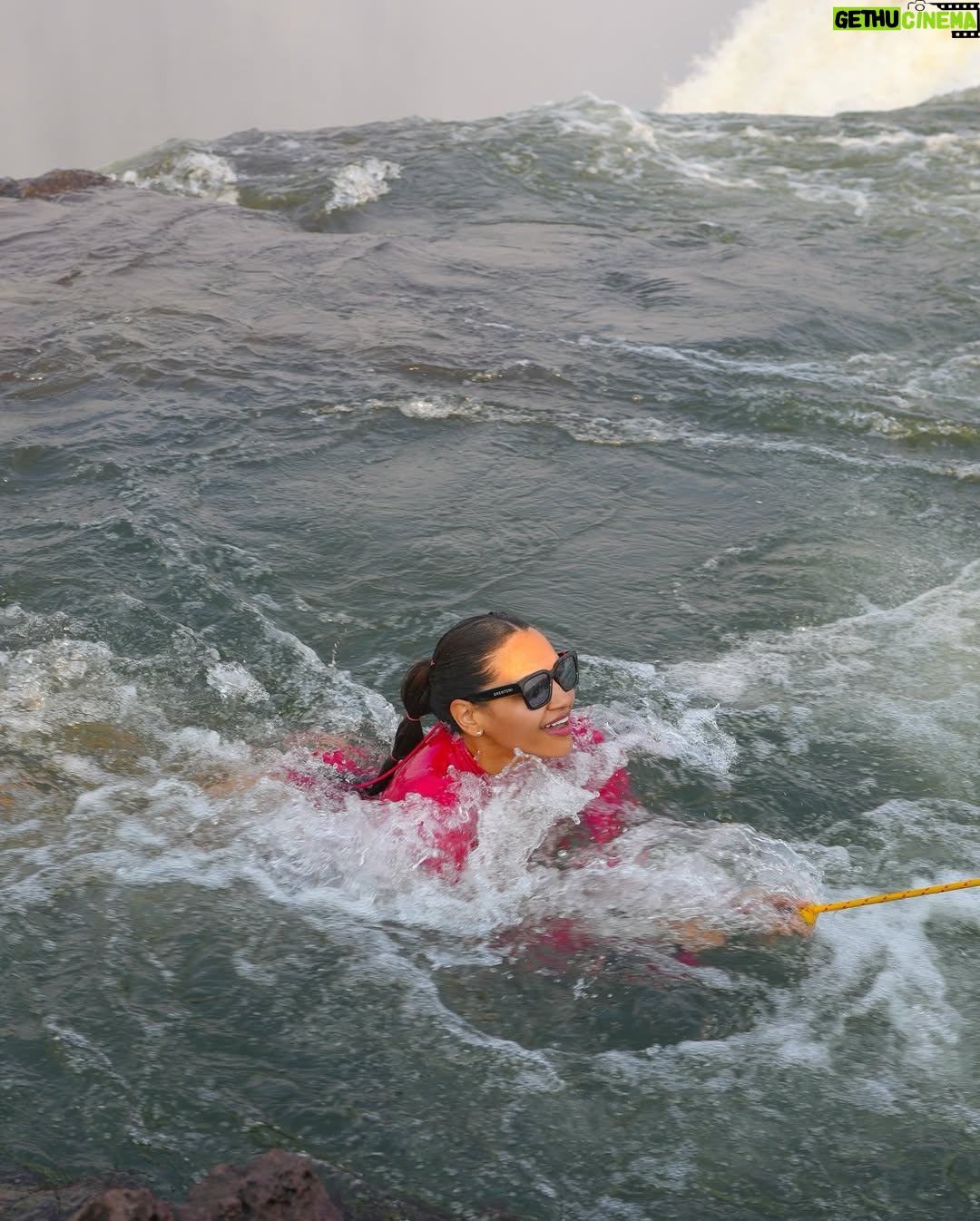 Yarissa - 26.9K Likes - ¡Estoy en el borde de la catarata más grande del mundo! 

Este lugar se llama “Piscina Del Diablo” y si eres de los miedosos más valientes del mundo puedes llegar aquí nadando a través del río Zambeze. Con ayuda de la corriente terminarás en la piscina infinita más increíble del mundo y sentirás en carne propia los 8.500 millones de litros de agua que caen por las Cataratas Victoria cada minuto.

Nota: Está completamente prohibido venir aquí sin uno de los guías especializados y en época de lluvia. Esta piscina solo está disponible de septiembre a diciembre porque son los meses en que las cataratas tienen menos agua.

Es importante destacar que este lugar es más un efecto visual que otra cosa ya que en realidad hay un muro natural que impediría por completo que te caigas por las cataratas. Supongo que esa es la razón por la que nunca nadie se ha caído a pesar de que cientos de personas se bañan aquí cada día.

Además, si el sonido del agua te pone nervioso los guías te sostendrán por los pies para que te sientas más seguro. Yo sufro un poco de vértigo así que investigué demasiado antes de decidirme a hacerlo y créanme que cosas más peligrosas hace uno sin darse cuenta. En esta piscina no hay forma que te caigas a menos que tu mismo te lances. Creo que esta experiencia no entra ni al top 3 de las cosas más aterradoras que he hecho porque se ve aterrador pero en esencia no lo es. Solo sería peligroso si eres loco 😂

Logré reservar mi cupo a través de @Zambezi_Boutique_Guesthouse y fue una de las experiencias más increíbles de mi vida. No me atreví a hacer el Bungee Jumping en las cataratas pero esto si 😍

#Zambia #VictoriaFalls #DevilsPool