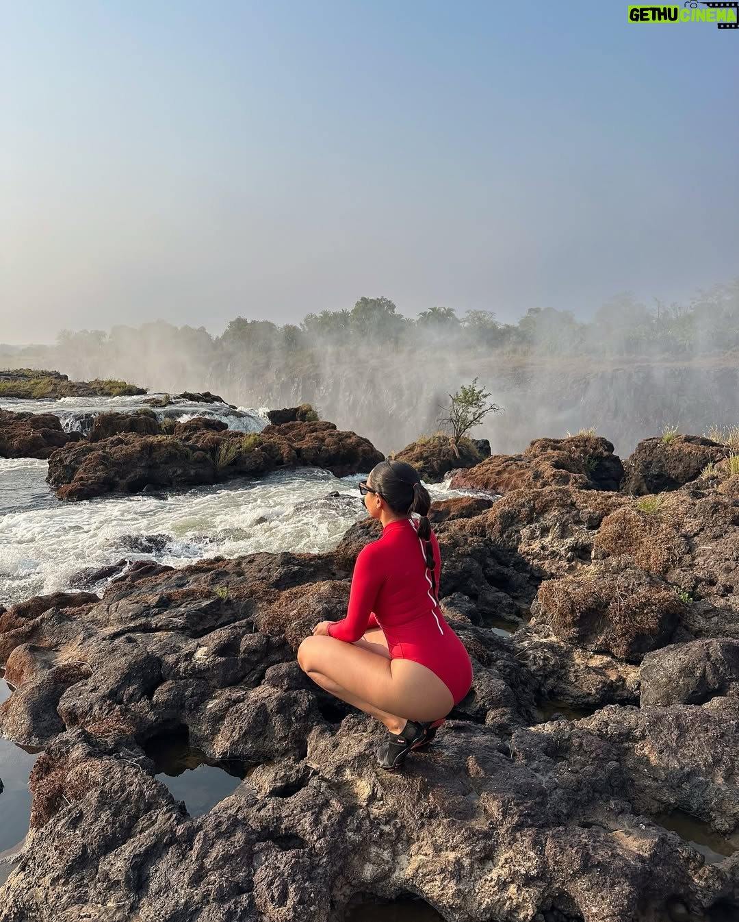 Yarissa - 26.9K Likes - ¡Estoy en el borde de la catarata más grande del mundo! 

Este lugar se llama “Piscina Del Diablo” y si eres de los miedosos más valientes del mundo puedes llegar aquí nadando a través del río Zambeze. Con ayuda de la corriente terminarás en la piscina infinita más increíble del mundo y sentirás en carne propia los 8.500 millones de litros de agua que caen por las Cataratas Victoria cada minuto.

Nota: Está completamente prohibido venir aquí sin uno de los guías especializados y en época de lluvia. Esta piscina solo está disponible de septiembre a diciembre porque son los meses en que las cataratas tienen menos agua.

Es importante destacar que este lugar es más un efecto visual que otra cosa ya que en realidad hay un muro natural que impediría por completo que te caigas por las cataratas. Supongo que esa es la razón por la que nunca nadie se ha caído a pesar de que cientos de personas se bañan aquí cada día.

Además, si el sonido del agua te pone nervioso los guías te sostendrán por los pies para que te sientas más seguro. Yo sufro un poco de vértigo así que investigué demasiado antes de decidirme a hacerlo y créanme que cosas más peligrosas hace uno sin darse cuenta. En esta piscina no hay forma que te caigas a menos que tu mismo te lances. Creo que esta experiencia no entra ni al top 3 de las cosas más aterradoras que he hecho porque se ve aterrador pero en esencia no lo es. Solo sería peligroso si eres loco 😂

Logré reservar mi cupo a través de @Zambezi_Boutique_Guesthouse y fue una de las experiencias más increíbles de mi vida. No me atreví a hacer el Bungee Jumping en las cataratas pero esto si 😍

#Zambia #VictoriaFalls #DevilsPool