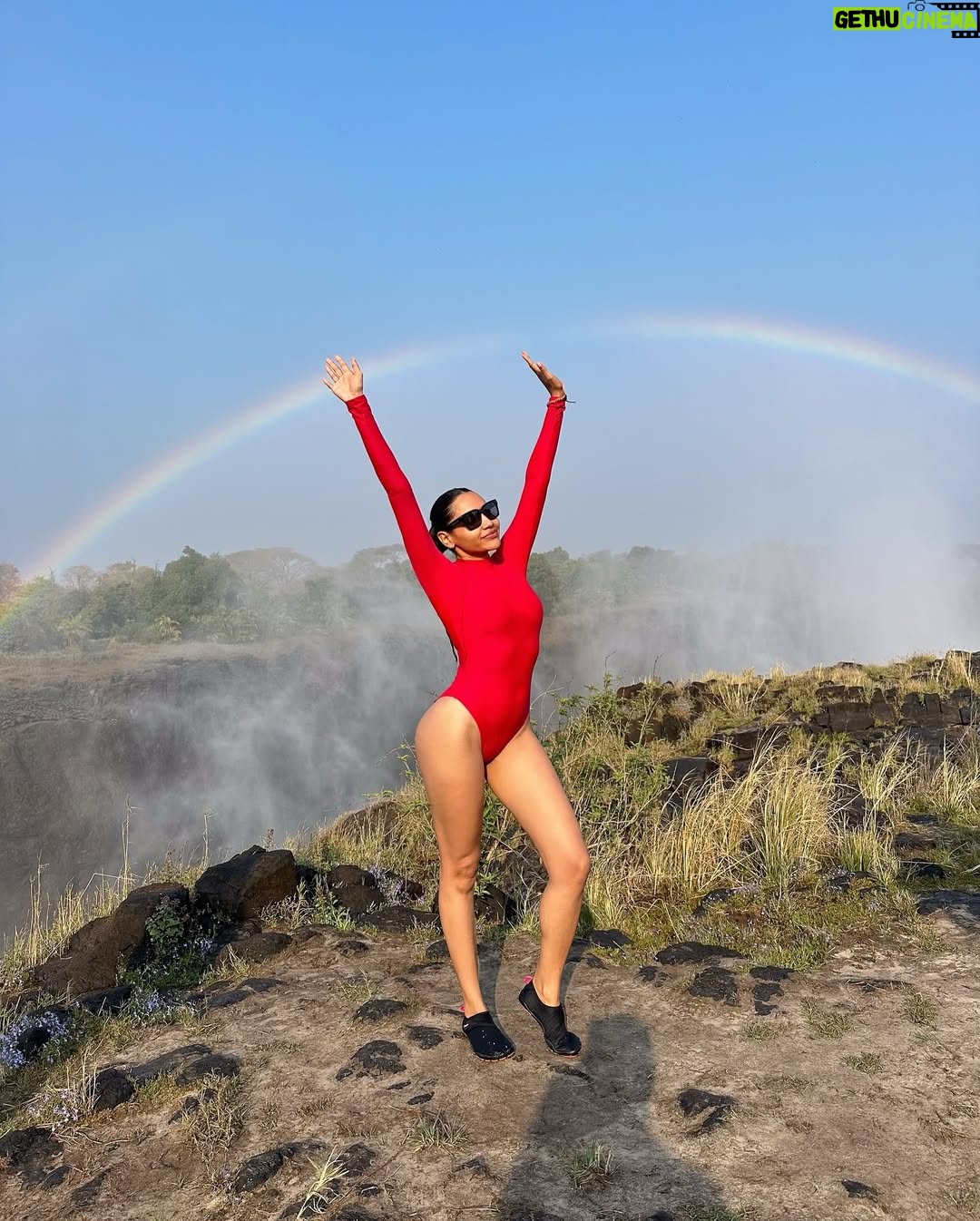 Yarissa - 26.9K Likes - ¡Estoy en el borde de la catarata más grande del mundo! 

Este lugar se llama “Piscina Del Diablo” y si eres de los miedosos más valientes del mundo puedes llegar aquí nadando a través del río Zambeze. Con ayuda de la corriente terminarás en la piscina infinita más increíble del mundo y sentirás en carne propia los 8.500 millones de litros de agua que caen por las Cataratas Victoria cada minuto.

Nota: Está completamente prohibido venir aquí sin uno de los guías especializados y en época de lluvia. Esta piscina solo está disponible de septiembre a diciembre porque son los meses en que las cataratas tienen menos agua.

Es importante destacar que este lugar es más un efecto visual que otra cosa ya que en realidad hay un muro natural que impediría por completo que te caigas por las cataratas. Supongo que esa es la razón por la que nunca nadie se ha caído a pesar de que cientos de personas se bañan aquí cada día.

Además, si el sonido del agua te pone nervioso los guías te sostendrán por los pies para que te sientas más seguro. Yo sufro un poco de vértigo así que investigué demasiado antes de decidirme a hacerlo y créanme que cosas más peligrosas hace uno sin darse cuenta. En esta piscina no hay forma que te caigas a menos que tu mismo te lances. Creo que esta experiencia no entra ni al top 3 de las cosas más aterradoras que he hecho porque se ve aterrador pero en esencia no lo es. Solo sería peligroso si eres loco 😂

Logré reservar mi cupo a través de @Zambezi_Boutique_Guesthouse y fue una de las experiencias más increíbles de mi vida. No me atreví a hacer el Bungee Jumping en las cataratas pero esto si 😍

#Zambia #VictoriaFalls #DevilsPool