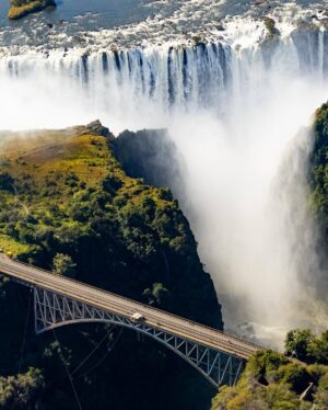 Yarissa Instagram - ”Estoy en el borde de la catarata mÔs grande del mundo!
Este lugar se llama āPiscina Del Diabloā y si eres de los miedosos mĆ”s valientes del mundo puedes llegar aquĆ nadando a travĆ©s del rĆo Zambeze. Con ayuda de la corriente terminarĆ”s en la piscina infinita mĆ”s increĆble del mundo y sentirĆ”s en carne propia los 8.500 millones de litros de agua que caen por las Cataratas Victoria cada minuto.
Nota: EstĆ” completamente prohibido venir aquĆ sin uno de los guĆas especializados y en Ć©poca de lluvia. Esta piscina solo estĆ” disponible de septiembre a diciembre porque son los meses en que las cataratas tienen menos agua.
Es importante destacar que este lugar es mĆ”s un efecto visual que otra cosa ya que en realidad hay un muro natural que impedirĆa por completo que te caigas por las cataratas. Supongo que esa es la razón por la que nunca nadie se ha caĆdo a pesar de que cientos de personas se baƱan aquĆ cada dĆa.
AdemĆ”s, si el sonido del agua te pone nervioso los guĆas te sostendrĆ”n por los pies para que te sientas mĆ”s seguro. Yo sufro un poco de vĆ©rtigo asĆ que investiguĆ© demasiado antes de decidirme a hacerlo y crĆ©anme que cosas mĆ”s peligrosas hace uno sin darse cuenta. En esta piscina no hay forma que te caigas a menos que tu mismo te lances. Creo que esta experiencia no entra ni al top 3 de las cosas mĆ”s aterradoras que he hecho porque se ve aterrador pero en esencia no lo es. Solo serĆa peligroso si eres loco š
LogrĆ© reservar mi cupo a travĆ©s de @Zambezi_Boutique_Guesthouse y fue una de las experiencias mĆ”s increĆbles de mi vida. No me atrevĆ a hacer el Bungee Jumping en las cataratas pero esto si š
#Zambia #VictoriaFalls #DevilsPool