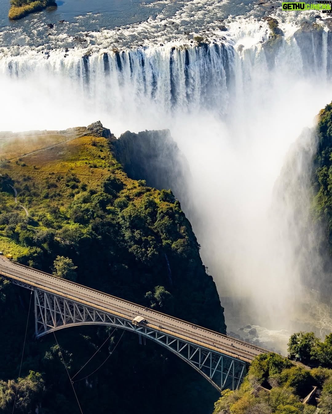 Yarissa - 26.9K Likes - ¡Estoy en el borde de la catarata más grande del mundo! 

Este lugar se llama “Piscina Del Diablo” y si eres de los miedosos más valientes del mundo puedes llegar aquí nadando a través del río Zambeze. Con ayuda de la corriente terminarás en la piscina infinita más increíble del mundo y sentirás en carne propia los 8.500 millones de litros de agua que caen por las Cataratas Victoria cada minuto.

Nota: Está completamente prohibido venir aquí sin uno de los guías especializados y en época de lluvia. Esta piscina solo está disponible de septiembre a diciembre porque son los meses en que las cataratas tienen menos agua.

Es importante destacar que este lugar es más un efecto visual que otra cosa ya que en realidad hay un muro natural que impediría por completo que te caigas por las cataratas. Supongo que esa es la razón por la que nunca nadie se ha caído a pesar de que cientos de personas se bañan aquí cada día.

Además, si el sonido del agua te pone nervioso los guías te sostendrán por los pies para que te sientas más seguro. Yo sufro un poco de vértigo así que investigué demasiado antes de decidirme a hacerlo y créanme que cosas más peligrosas hace uno sin darse cuenta. En esta piscina no hay forma que te caigas a menos que tu mismo te lances. Creo que esta experiencia no entra ni al top 3 de las cosas más aterradoras que he hecho porque se ve aterrador pero en esencia no lo es. Solo sería peligroso si eres loco 😂

Logré reservar mi cupo a través de @Zambezi_Boutique_Guesthouse y fue una de las experiencias más increíbles de mi vida. No me atreví a hacer el Bungee Jumping en las cataratas pero esto si 😍

#Zambia #VictoriaFalls #DevilsPool