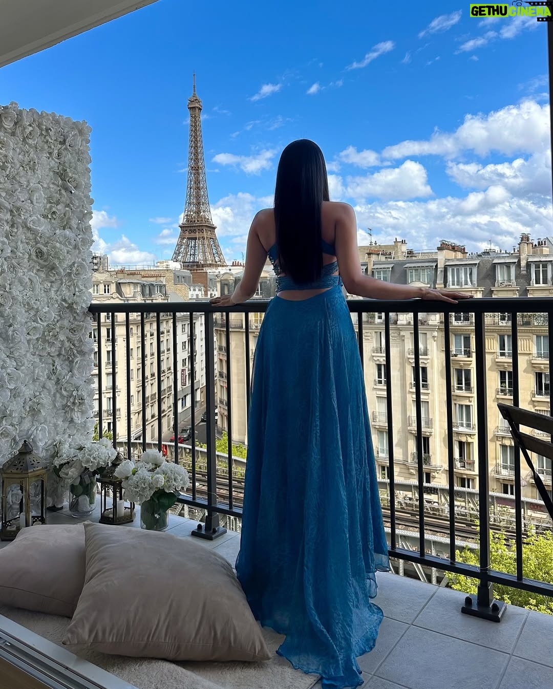 Yarissa - 10.3K Likes - Este podría ser fácilmente el balcón más romántico de Paris por eso se merece un vestido que lo complemente como este que conseguí en @LowDress 😍

Puedes rentar este apartamento escribiendo directamente a @ParisMamour.Rent ❤️🇫🇷 Es mi segunda vez hospedándome aquí y aún siento que sueño despierta 🥹 ¿Quién no amaría un lugar como este?

#Paris #ParisTravel #EiffelTower #Airbnb #Apartment #ParisAirBnb