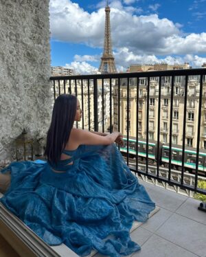 Yarissa Instagram - Este podrĆa ser fĆ”cilmente el balcón mĆ”s romĆ”ntico de Paris por eso se merece un vestido que lo complemente como este que conseguĆ en @LowDress š
Puedes rentar este apartamento escribiendo directamente a @ParisMamour.Rent ā¤ļøš«š· Es mi segunda vez hospedĆ”ndome aquĆ y aĆŗn siento que sueƱo despierta š„¹ ĀæQuiĆ©n no amarĆa un lugar como este?
#Paris #ParisTravel #EiffelTower #Airbnb #Apartment #ParisAirBnb