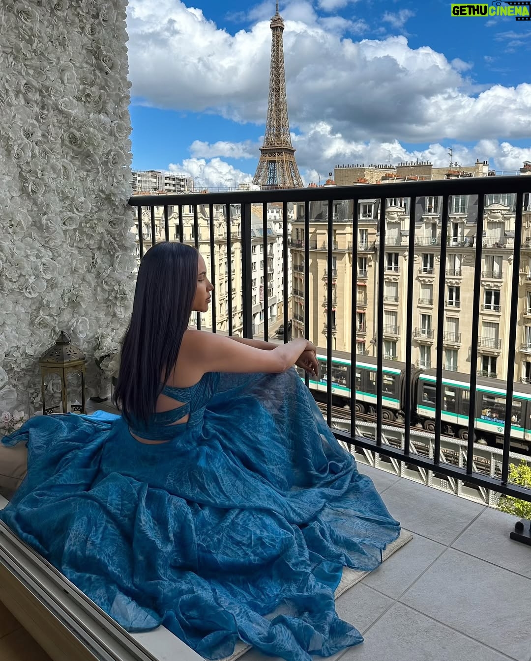Yarissa - 10.3K Likes - Este podría ser fácilmente el balcón más romántico de Paris por eso se merece un vestido que lo complemente como este que conseguí en @LowDress 😍

Puedes rentar este apartamento escribiendo directamente a @ParisMamour.Rent ❤️🇫🇷 Es mi segunda vez hospedándome aquí y aún siento que sueño despierta 🥹 ¿Quién no amaría un lugar como este?

#Paris #ParisTravel #EiffelTower #Airbnb #Apartment #ParisAirBnb