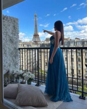 Yarissa Instagram - Este podrĆa ser fĆ”cilmente el balcón mĆ”s romĆ”ntico de Paris por eso se merece un vestido que lo complemente como este que conseguĆ en @LowDress š
Puedes rentar este apartamento escribiendo directamente a @ParisMamour.Rent ā¤ļøš«š· Es mi segunda vez hospedĆ”ndome aquĆ y aĆŗn siento que sueƱo despierta š„¹ ĀæQuiĆ©n no amarĆa un lugar como este?
#Paris #ParisTravel #EiffelTower #Airbnb #Apartment #ParisAirBnb