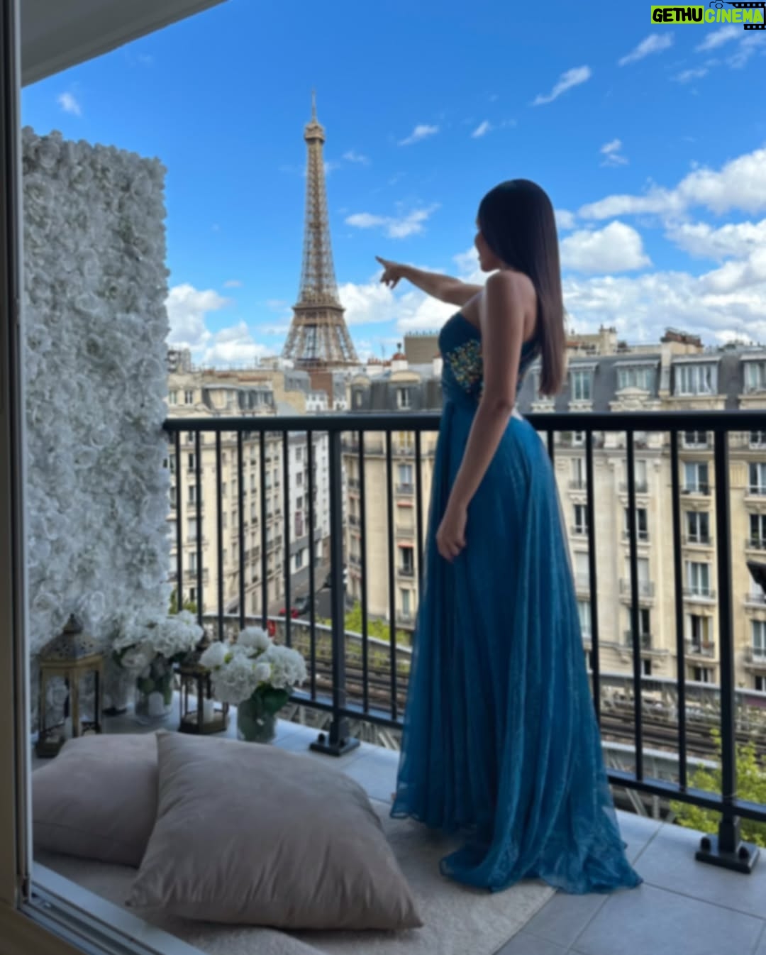 Yarissa - 10.3K Likes - Este podría ser fácilmente el balcón más romántico de Paris por eso se merece un vestido que lo complemente como este que conseguí en @LowDress 😍

Puedes rentar este apartamento escribiendo directamente a @ParisMamour.Rent ❤️🇫🇷 Es mi segunda vez hospedándome aquí y aún siento que sueño despierta 🥹 ¿Quién no amaría un lugar como este?

#Paris #ParisTravel #EiffelTower #Airbnb #Apartment #ParisAirBnb