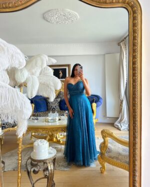Yarissa Instagram - Este podrĆa ser fĆ”cilmente el balcón mĆ”s romĆ”ntico de Paris por eso se merece un vestido que lo complemente como este que conseguĆ en @LowDress š
Puedes rentar este apartamento escribiendo directamente a @ParisMamour.Rent ā¤ļøš«š· Es mi segunda vez hospedĆ”ndome aquĆ y aĆŗn siento que sueƱo despierta š„¹ ĀæQuiĆ©n no amarĆa un lugar como este?
#Paris #ParisTravel #EiffelTower #Airbnb #Apartment #ParisAirBnb
