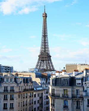 Yarissa Instagram - Este podrĆa ser fĆ”cilmente el balcón mĆ”s romĆ”ntico de Paris por eso se merece un vestido que lo complemente como este que conseguĆ en @LowDress š
Puedes rentar este apartamento escribiendo directamente a @ParisMamour.Rent ā¤ļøš«š· Es mi segunda vez hospedĆ”ndome aquĆ y aĆŗn siento que sueƱo despierta š„¹ ĀæQuiĆ©n no amarĆa un lugar como este?
#Paris #ParisTravel #EiffelTower #Airbnb #Apartment #ParisAirBnb