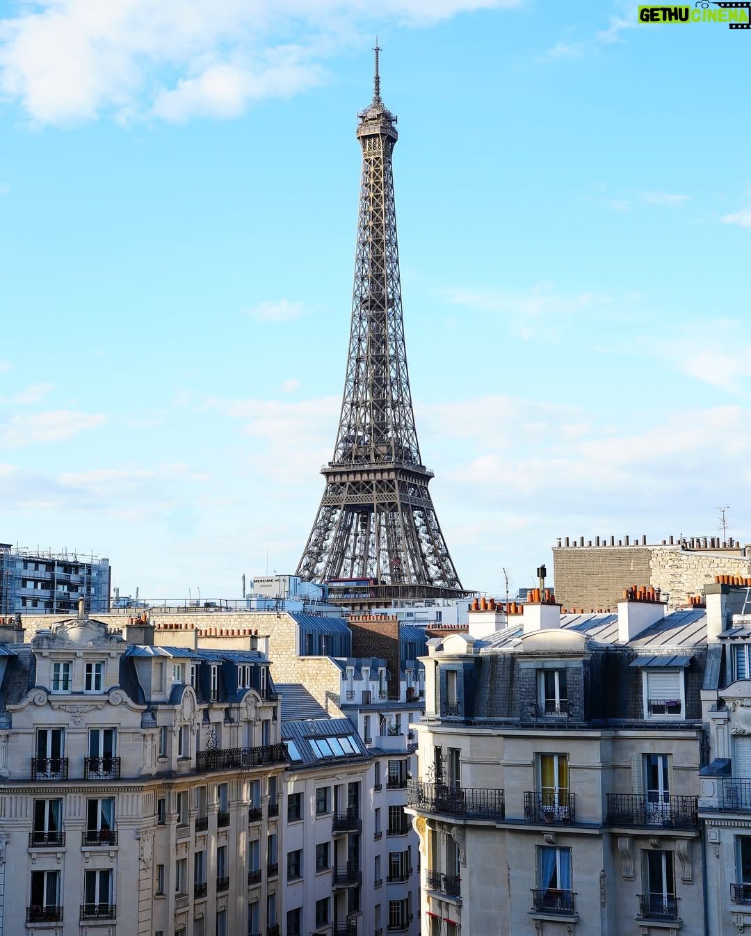 Yarissa - 10.3K Likes - Este podría ser fácilmente el balcón más romántico de Paris por eso se merece un vestido que lo complemente como este que conseguí en @LowDress 😍

Puedes rentar este apartamento escribiendo directamente a @ParisMamour.Rent ❤️🇫🇷 Es mi segunda vez hospedándome aquí y aún siento que sueño despierta 🥹 ¿Quién no amaría un lugar como este?

#Paris #ParisTravel #EiffelTower #Airbnb #Apartment #ParisAirBnb