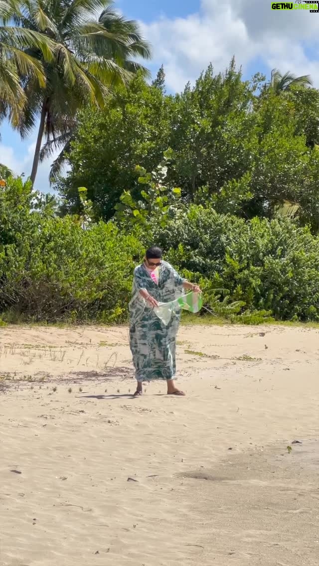 Yarissa - 13.8K Likes - Una vidente tuvo una revelación: vamos a encontrar bolsas con dinero en la playa 💰🇩🇴 SEÑOR MUÉSTRAME EL CAMINO