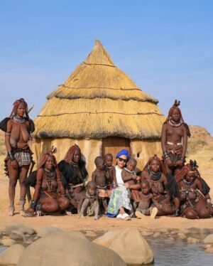 Yarissa Instagram - Una maƱana con los Himba. Si quieres aprender sobre ellos y saber como visitarlos de manera Ć©tica y responsable te dejo información aquĆ debajošĀ
Los Himba son un grupo Ć©tnico con una población estimada de 50,000 personas que viven en el norte de Namibia y en el sur de Angola. Sus aldeas consisten en sencillas chozas de ramas, barro y estiĆ©rcol de vaca con techos de paja. Son el Ćŗltimo pueblo seminómada de la zona y viven de forma muy tradicional (completamente sin tecnologĆa, electricidad, radio ni agua corriente).
Son famosos por cubrirse la piel y el cabello con otjize (una mezcla de grasa de mantequilla y pigmento ocre). Esta pasta los protege del clima cƔlido, de las picaduras de insectos y les permite durar largas temporadas sin baƱarse. El otjize le da a las trenzas del cabello una textura, estilo y tinte naranja muy distintivo.
Las mujeres y niƱas tienden a realizar los trabajos mƔs intensivos. Sus responsabilidades incluyen:
- Traer agua al la aldea.
- Hacer las casas donde viven.
- Recoger leƱa.
- Cocinar y servir comidas.
- Hacer artesanĆas, ropa y joyas.
- Cuidar los niƱos.
- OrdeƱar las vacas y las cabras para asegurar un suministro seguro de leche.
Las responsabilidades de los hombres son:
- Atender el ganado.
- Pastorear.Ā
- Sacrificar animales.
- Asistir a la celebración de consejos con los jefes tribales de la aldea.
Los Himba son polĆgamos; el hombre promedio tiene dos esposas y en ocasiones son matrimonios concertados a temprana edad lo que puede significar que las niƱas en ocasiones son casadas.
Visitar una tribu Himba de forma responsable es una excelente manera de apoyar la economĆa local en una zona que lo necesita. AsegĆŗrate de que tu guĆa sea un Himba y tenga experiencia en turismo sostenible. Recomiendo que contacten a Tjingi Tjinginda ( 264 818 411 294) pues ademĆ”s de todo lo anterior tambiĆ©n habla inglĆ©s.
Y por favor no vengas con las manos vacĆas. Trae algo de comida para la aldea. Puede ser harina de maĆz, azĆŗcar o aceite de cocina. Ellos con amor te abren sus puertas, te muestran sus vidas y eso deberĆa ser recompensado.Ā
#Namibia #Himba #Tribu #HimbaVillage #Africa