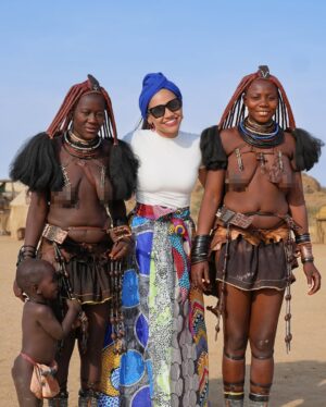 Yarissa Instagram - Una maƱana con los Himba. Si quieres aprender sobre ellos y saber como visitarlos de manera Ć©tica y responsable te dejo información aquĆ debajošĀ
Los Himba son un grupo Ć©tnico con una población estimada de 50,000 personas que viven en el norte de Namibia y en el sur de Angola. Sus aldeas consisten en sencillas chozas de ramas, barro y estiĆ©rcol de vaca con techos de paja. Son el Ćŗltimo pueblo seminómada de la zona y viven de forma muy tradicional (completamente sin tecnologĆa, electricidad, radio ni agua corriente).
Son famosos por cubrirse la piel y el cabello con otjize (una mezcla de grasa de mantequilla y pigmento ocre). Esta pasta los protege del clima cƔlido, de las picaduras de insectos y les permite durar largas temporadas sin baƱarse. El otjize le da a las trenzas del cabello una textura, estilo y tinte naranja muy distintivo.
Las mujeres y niƱas tienden a realizar los trabajos mƔs intensivos. Sus responsabilidades incluyen:
- Traer agua al la aldea.
- Hacer las casas donde viven.
- Recoger leƱa.
- Cocinar y servir comidas.
- Hacer artesanĆas, ropa y joyas.
- Cuidar los niƱos.
- OrdeƱar las vacas y las cabras para asegurar un suministro seguro de leche.
Las responsabilidades de los hombres son:
- Atender el ganado.
- Pastorear.Ā
- Sacrificar animales.
- Asistir a la celebración de consejos con los jefes tribales de la aldea.
Los Himba son polĆgamos; el hombre promedio tiene dos esposas y en ocasiones son matrimonios concertados a temprana edad lo que puede significar que las niƱas en ocasiones son casadas.
Visitar una tribu Himba de forma responsable es una excelente manera de apoyar la economĆa local en una zona que lo necesita. AsegĆŗrate de que tu guĆa sea un Himba y tenga experiencia en turismo sostenible. Recomiendo que contacten a Tjingi Tjinginda ( 264 818 411 294) pues ademĆ”s de todo lo anterior tambiĆ©n habla inglĆ©s.
Y por favor no vengas con las manos vacĆas. Trae algo de comida para la aldea. Puede ser harina de maĆz, azĆŗcar o aceite de cocina. Ellos con amor te abren sus puertas, te muestran sus vidas y eso deberĆa ser recompensado.Ā
#Namibia #Himba #Tribu #HimbaVillage #Africa