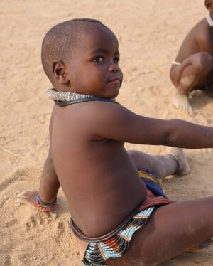 Yarissa Instagram - Una maƱana con los Himba. Si quieres aprender sobre ellos y saber como visitarlos de manera Ć©tica y responsable te dejo información aquĆ debajošĀ
Los Himba son un grupo Ć©tnico con una población estimada de 50,000 personas que viven en el norte de Namibia y en el sur de Angola. Sus aldeas consisten en sencillas chozas de ramas, barro y estiĆ©rcol de vaca con techos de paja. Son el Ćŗltimo pueblo seminómada de la zona y viven de forma muy tradicional (completamente sin tecnologĆa, electricidad, radio ni agua corriente).
Son famosos por cubrirse la piel y el cabello con otjize (una mezcla de grasa de mantequilla y pigmento ocre). Esta pasta los protege del clima cƔlido, de las picaduras de insectos y les permite durar largas temporadas sin baƱarse. El otjize le da a las trenzas del cabello una textura, estilo y tinte naranja muy distintivo.
Las mujeres y niƱas tienden a realizar los trabajos mƔs intensivos. Sus responsabilidades incluyen:
- Traer agua al la aldea.
- Hacer las casas donde viven.
- Recoger leƱa.
- Cocinar y servir comidas.
- Hacer artesanĆas, ropa y joyas.
- Cuidar los niƱos.
- OrdeƱar las vacas y las cabras para asegurar un suministro seguro de leche.
Las responsabilidades de los hombres son:
- Atender el ganado.
- Pastorear.Ā
- Sacrificar animales.
- Asistir a la celebración de consejos con los jefes tribales de la aldea.
Los Himba son polĆgamos; el hombre promedio tiene dos esposas y en ocasiones son matrimonios concertados a temprana edad lo que puede significar que las niƱas en ocasiones son casadas.
Visitar una tribu Himba de forma responsable es una excelente manera de apoyar la economĆa local en una zona que lo necesita. AsegĆŗrate de que tu guĆa sea un Himba y tenga experiencia en turismo sostenible. Recomiendo que contacten a Tjingi Tjinginda ( 264 818 411 294) pues ademĆ”s de todo lo anterior tambiĆ©n habla inglĆ©s.
Y por favor no vengas con las manos vacĆas. Trae algo de comida para la aldea. Puede ser harina de maĆz, azĆŗcar o aceite de cocina. Ellos con amor te abren sus puertas, te muestran sus vidas y eso deberĆa ser recompensado.Ā
#Namibia #Himba #Tribu #HimbaVillage #Africa