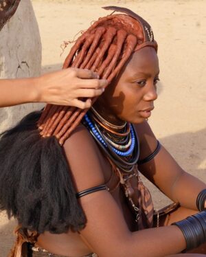 Yarissa Instagram - Una mañana con los Himba. Si quieres aprender sobre ellos y saber como visitarlos de manera ética y responsable te dejo información aquí debajo👇
Los Himba son un grupo étnico con una población estimada de 50,000 personas que viven en el norte de Namibia y en el sur de Angola. Sus aldeas consisten en sencillas chozas de ramas, barro y estiércol de vaca con techos de paja. Son el último pueblo seminómada de la zona y viven de forma muy tradicional (completamente sin tecnología, electricidad, radio ni agua corriente).
Son famosos por cubrirse la piel y el cabello con otjize (una mezcla de grasa de mantequilla y pigmento ocre). Esta pasta los protege del clima cálido, de las picaduras de insectos y les permite durar largas temporadas sin bañarse. El otjize le da a las trenzas del cabello una textura, estilo y tinte naranja muy distintivo.
Las mujeres y niñas tienden a realizar los trabajos más intensivos. Sus responsabilidades incluyen:
- Traer agua al la aldea.
- Hacer las casas donde viven.
- Recoger leña.
- Cocinar y servir comidas.
- Hacer artesanías, ropa y joyas.
- Cuidar los niños.
- Ordeñar las vacas y las cabras para asegurar un suministro seguro de leche.
Las responsabilidades de los hombres son:
- Atender el ganado.
- Pastorear.
- Sacrificar animales.
- Asistir a la celebración de consejos con los jefes tribales de la aldea.
Los Himba son polígamos; el hombre promedio tiene dos esposas y en ocasiones son matrimonios concertados a temprana edad lo que puede significar que las niñas en ocasiones son casadas.
Visitar una tribu Himba de forma responsable es una excelente manera de apoyar la economía local en una zona que lo necesita. Asegúrate de que tu guía sea un Himba y tenga experiencia en turismo sostenible. Recomiendo que contacten a Tjingi Tjinginda ( 264 818 411 294) pues además de todo lo anterior también habla inglés.
Y por favor no vengas con las manos vacías. Trae algo de comida para la aldea. Puede ser harina de maíz, azúcar o aceite de cocina. Ellos con amor te abren sus puertas, te muestran sus vidas y eso debería ser recompensado.
#Namibia #Himba #Tribu #HimbaVillage #Africa