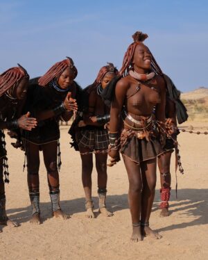 Yarissa Instagram - Una maƱana con los Himba. Si quieres aprender sobre ellos y saber como visitarlos de manera Ć©tica y responsable te dejo información aquĆ debajošĀ
Los Himba son un grupo Ć©tnico con una población estimada de 50,000 personas que viven en el norte de Namibia y en el sur de Angola. Sus aldeas consisten en sencillas chozas de ramas, barro y estiĆ©rcol de vaca con techos de paja. Son el Ćŗltimo pueblo seminómada de la zona y viven de forma muy tradicional (completamente sin tecnologĆa, electricidad, radio ni agua corriente).
Son famosos por cubrirse la piel y el cabello con otjize (una mezcla de grasa de mantequilla y pigmento ocre). Esta pasta los protege del clima cƔlido, de las picaduras de insectos y les permite durar largas temporadas sin baƱarse. El otjize le da a las trenzas del cabello una textura, estilo y tinte naranja muy distintivo.
Las mujeres y niƱas tienden a realizar los trabajos mƔs intensivos. Sus responsabilidades incluyen:
- Traer agua al la aldea.
- Hacer las casas donde viven.
- Recoger leƱa.
- Cocinar y servir comidas.
- Hacer artesanĆas, ropa y joyas.
- Cuidar los niƱos.
- OrdeƱar las vacas y las cabras para asegurar un suministro seguro de leche.
Las responsabilidades de los hombres son:
- Atender el ganado.
- Pastorear.Ā
- Sacrificar animales.
- Asistir a la celebración de consejos con los jefes tribales de la aldea.
Los Himba son polĆgamos; el hombre promedio tiene dos esposas y en ocasiones son matrimonios concertados a temprana edad lo que puede significar que las niƱas en ocasiones son casadas.
Visitar una tribu Himba de forma responsable es una excelente manera de apoyar la economĆa local en una zona que lo necesita. AsegĆŗrate de que tu guĆa sea un Himba y tenga experiencia en turismo sostenible. Recomiendo que contacten a Tjingi Tjinginda ( 264 818 411 294) pues ademĆ”s de todo lo anterior tambiĆ©n habla inglĆ©s.
Y por favor no vengas con las manos vacĆas. Trae algo de comida para la aldea. Puede ser harina de maĆz, azĆŗcar o aceite de cocina. Ellos con amor te abren sus puertas, te muestran sus vidas y eso deberĆa ser recompensado.Ā
#Namibia #Himba #Tribu #HimbaVillage #Africa
