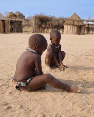 Yarissa Instagram - Una maƱana con los Himba. Si quieres aprender sobre ellos y saber como visitarlos de manera Ć©tica y responsable te dejo información aquĆ debajošĀ
Los Himba son un grupo Ć©tnico con una población estimada de 50,000 personas que viven en el norte de Namibia y en el sur de Angola. Sus aldeas consisten en sencillas chozas de ramas, barro y estiĆ©rcol de vaca con techos de paja. Son el Ćŗltimo pueblo seminómada de la zona y viven de forma muy tradicional (completamente sin tecnologĆa, electricidad, radio ni agua corriente).
Son famosos por cubrirse la piel y el cabello con otjize (una mezcla de grasa de mantequilla y pigmento ocre). Esta pasta los protege del clima cƔlido, de las picaduras de insectos y les permite durar largas temporadas sin baƱarse. El otjize le da a las trenzas del cabello una textura, estilo y tinte naranja muy distintivo.
Las mujeres y niƱas tienden a realizar los trabajos mƔs intensivos. Sus responsabilidades incluyen:
- Traer agua al la aldea.
- Hacer las casas donde viven.
- Recoger leƱa.
- Cocinar y servir comidas.
- Hacer artesanĆas, ropa y joyas.
- Cuidar los niƱos.
- OrdeƱar las vacas y las cabras para asegurar un suministro seguro de leche.
Las responsabilidades de los hombres son:
- Atender el ganado.
- Pastorear.Ā
- Sacrificar animales.
- Asistir a la celebración de consejos con los jefes tribales de la aldea.
Los Himba son polĆgamos; el hombre promedio tiene dos esposas y en ocasiones son matrimonios concertados a temprana edad lo que puede significar que las niƱas en ocasiones son casadas.
Visitar una tribu Himba de forma responsable es una excelente manera de apoyar la economĆa local en una zona que lo necesita. AsegĆŗrate de que tu guĆa sea un Himba y tenga experiencia en turismo sostenible. Recomiendo que contacten a Tjingi Tjinginda ( 264 818 411 294) pues ademĆ”s de todo lo anterior tambiĆ©n habla inglĆ©s.
Y por favor no vengas con las manos vacĆas. Trae algo de comida para la aldea. Puede ser harina de maĆz, azĆŗcar o aceite de cocina. Ellos con amor te abren sus puertas, te muestran sus vidas y eso deberĆa ser recompensado.Ā
#Namibia #Himba #Tribu #HimbaVillage #Africa