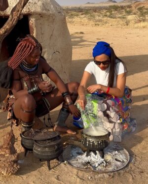 Yarissa Instagram - Una mañana con los Himba. Si quieres aprender sobre ellos y saber como visitarlos de manera ética y responsable te dejo información aquí debajo👇
Los Himba son un grupo étnico con una población estimada de 50,000 personas que viven en el norte de Namibia y en el sur de Angola. Sus aldeas consisten en sencillas chozas de ramas, barro y estiércol de vaca con techos de paja. Son el último pueblo seminómada de la zona y viven de forma muy tradicional (completamente sin tecnología, electricidad, radio ni agua corriente).
Son famosos por cubrirse la piel y el cabello con otjize (una mezcla de grasa de mantequilla y pigmento ocre). Esta pasta los protege del clima cálido, de las picaduras de insectos y les permite durar largas temporadas sin bañarse. El otjize le da a las trenzas del cabello una textura, estilo y tinte naranja muy distintivo.
Las mujeres y niñas tienden a realizar los trabajos más intensivos. Sus responsabilidades incluyen:
- Traer agua al la aldea.
- Hacer las casas donde viven.
- Recoger leña.
- Cocinar y servir comidas.
- Hacer artesanías, ropa y joyas.
- Cuidar los niños.
- Ordeñar las vacas y las cabras para asegurar un suministro seguro de leche.
Las responsabilidades de los hombres son:
- Atender el ganado.
- Pastorear.
- Sacrificar animales.
- Asistir a la celebración de consejos con los jefes tribales de la aldea.
Los Himba son polígamos; el hombre promedio tiene dos esposas y en ocasiones son matrimonios concertados a temprana edad lo que puede significar que las niñas en ocasiones son casadas.
Visitar una tribu Himba de forma responsable es una excelente manera de apoyar la economía local en una zona que lo necesita. Asegúrate de que tu guía sea un Himba y tenga experiencia en turismo sostenible. Recomiendo que contacten a Tjingi Tjinginda ( 264 818 411 294) pues además de todo lo anterior también habla inglés.
Y por favor no vengas con las manos vacías. Trae algo de comida para la aldea. Puede ser harina de maíz, azúcar o aceite de cocina. Ellos con amor te abren sus puertas, te muestran sus vidas y eso debería ser recompensado.
#Namibia #Himba #Tribu #HimbaVillage #Africa