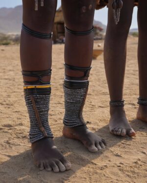 Yarissa Instagram - Una maƱana con los Himba. Si quieres aprender sobre ellos y saber como visitarlos de manera Ć©tica y responsable te dejo información aquĆ debajošĀ
Los Himba son un grupo Ć©tnico con una población estimada de 50,000 personas que viven en el norte de Namibia y en el sur de Angola. Sus aldeas consisten en sencillas chozas de ramas, barro y estiĆ©rcol de vaca con techos de paja. Son el Ćŗltimo pueblo seminómada de la zona y viven de forma muy tradicional (completamente sin tecnologĆa, electricidad, radio ni agua corriente).
Son famosos por cubrirse la piel y el cabello con otjize (una mezcla de grasa de mantequilla y pigmento ocre). Esta pasta los protege del clima cƔlido, de las picaduras de insectos y les permite durar largas temporadas sin baƱarse. El otjize le da a las trenzas del cabello una textura, estilo y tinte naranja muy distintivo.
Las mujeres y niƱas tienden a realizar los trabajos mƔs intensivos. Sus responsabilidades incluyen:
- Traer agua al la aldea.
- Hacer las casas donde viven.
- Recoger leƱa.
- Cocinar y servir comidas.
- Hacer artesanĆas, ropa y joyas.
- Cuidar los niƱos.
- OrdeƱar las vacas y las cabras para asegurar un suministro seguro de leche.
Las responsabilidades de los hombres son:
- Atender el ganado.
- Pastorear.Ā
- Sacrificar animales.
- Asistir a la celebración de consejos con los jefes tribales de la aldea.
Los Himba son polĆgamos; el hombre promedio tiene dos esposas y en ocasiones son matrimonios concertados a temprana edad lo que puede significar que las niƱas en ocasiones son casadas.
Visitar una tribu Himba de forma responsable es una excelente manera de apoyar la economĆa local en una zona que lo necesita. AsegĆŗrate de que tu guĆa sea un Himba y tenga experiencia en turismo sostenible. Recomiendo que contacten a Tjingi Tjinginda ( 264 818 411 294) pues ademĆ”s de todo lo anterior tambiĆ©n habla inglĆ©s.
Y por favor no vengas con las manos vacĆas. Trae algo de comida para la aldea. Puede ser harina de maĆz, azĆŗcar o aceite de cocina. Ellos con amor te abren sus puertas, te muestran sus vidas y eso deberĆa ser recompensado.Ā
#Namibia #Himba #Tribu #HimbaVillage #Africa