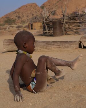 Yarissa Instagram - Una maƱana con los Himba. Si quieres aprender sobre ellos y saber como visitarlos de manera Ć©tica y responsable te dejo información aquĆ debajošĀ
Los Himba son un grupo Ć©tnico con una población estimada de 50,000 personas que viven en el norte de Namibia y en el sur de Angola. Sus aldeas consisten en sencillas chozas de ramas, barro y estiĆ©rcol de vaca con techos de paja. Son el Ćŗltimo pueblo seminómada de la zona y viven de forma muy tradicional (completamente sin tecnologĆa, electricidad, radio ni agua corriente).
Son famosos por cubrirse la piel y el cabello con otjize (una mezcla de grasa de mantequilla y pigmento ocre). Esta pasta los protege del clima cƔlido, de las picaduras de insectos y les permite durar largas temporadas sin baƱarse. El otjize le da a las trenzas del cabello una textura, estilo y tinte naranja muy distintivo.
Las mujeres y niƱas tienden a realizar los trabajos mƔs intensivos. Sus responsabilidades incluyen:
- Traer agua al la aldea.
- Hacer las casas donde viven.
- Recoger leƱa.
- Cocinar y servir comidas.
- Hacer artesanĆas, ropa y joyas.
- Cuidar los niƱos.
- OrdeƱar las vacas y las cabras para asegurar un suministro seguro de leche.
Las responsabilidades de los hombres son:
- Atender el ganado.
- Pastorear.Ā
- Sacrificar animales.
- Asistir a la celebración de consejos con los jefes tribales de la aldea.
Los Himba son polĆgamos; el hombre promedio tiene dos esposas y en ocasiones son matrimonios concertados a temprana edad lo que puede significar que las niƱas en ocasiones son casadas.
Visitar una tribu Himba de forma responsable es una excelente manera de apoyar la economĆa local en una zona que lo necesita. AsegĆŗrate de que tu guĆa sea un Himba y tenga experiencia en turismo sostenible. Recomiendo que contacten a Tjingi Tjinginda ( 264 818 411 294) pues ademĆ”s de todo lo anterior tambiĆ©n habla inglĆ©s.
Y por favor no vengas con las manos vacĆas. Trae algo de comida para la aldea. Puede ser harina de maĆz, azĆŗcar o aceite de cocina. Ellos con amor te abren sus puertas, te muestran sus vidas y eso deberĆa ser recompensado.Ā
#Namibia #Himba #Tribu #HimbaVillage #Africa