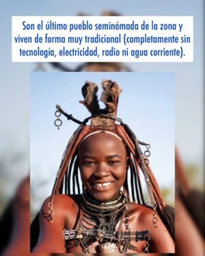 Yarissa Instagram - Una maƱana con los Himba. Si quieres aprender sobre ellos y saber como visitarlos de manera Ć©tica y responsable te dejo información aquĆ debajošĀ
Los Himba son un grupo Ć©tnico con una población estimada de 50,000 personas que viven en el norte de Namibia y en el sur de Angola. Sus aldeas consisten en sencillas chozas de ramas, barro y estiĆ©rcol de vaca con techos de paja. Son el Ćŗltimo pueblo seminómada de la zona y viven de forma muy tradicional (completamente sin tecnologĆa, electricidad, radio ni agua corriente).
Son famosos por cubrirse la piel y el cabello con otjize (una mezcla de grasa de mantequilla y pigmento ocre). Esta pasta los protege del clima cƔlido, de las picaduras de insectos y les permite durar largas temporadas sin baƱarse. El otjize le da a las trenzas del cabello una textura, estilo y tinte naranja muy distintivo.
Las mujeres y niƱas tienden a realizar los trabajos mƔs intensivos. Sus responsabilidades incluyen:
- Traer agua al la aldea.
- Hacer las casas donde viven.
- Recoger leƱa.
- Cocinar y servir comidas.
- Hacer artesanĆas, ropa y joyas.
- Cuidar los niƱos.
- OrdeƱar las vacas y las cabras para asegurar un suministro seguro de leche.
Las responsabilidades de los hombres son:
- Atender el ganado.
- Pastorear.Ā
- Sacrificar animales.
- Asistir a la celebración de consejos con los jefes tribales de la aldea.
Los Himba son polĆgamos; el hombre promedio tiene dos esposas y en ocasiones son matrimonios concertados a temprana edad lo que puede significar que las niƱas en ocasiones son casadas.
Visitar una tribu Himba de forma responsable es una excelente manera de apoyar la economĆa local en una zona que lo necesita. AsegĆŗrate de que tu guĆa sea un Himba y tenga experiencia en turismo sostenible. Recomiendo que contacten a Tjingi Tjinginda ( 264 818 411 294) pues ademĆ”s de todo lo anterior tambiĆ©n habla inglĆ©s.
Y por favor no vengas con las manos vacĆas. Trae algo de comida para la aldea. Puede ser harina de maĆz, azĆŗcar o aceite de cocina. Ellos con amor te abren sus puertas, te muestran sus vidas y eso deberĆa ser recompensado.Ā
#Namibia #Himba #Tribu #HimbaVillage #Africa