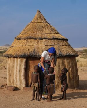 Yarissa Instagram - Una maƱana con los Himba. Si quieres aprender sobre ellos y saber como visitarlos de manera Ć©tica y responsable te dejo información aquĆ debajošĀ
Los Himba son un grupo Ć©tnico con una población estimada de 50,000 personas que viven en el norte de Namibia y en el sur de Angola. Sus aldeas consisten en sencillas chozas de ramas, barro y estiĆ©rcol de vaca con techos de paja. Son el Ćŗltimo pueblo seminómada de la zona y viven de forma muy tradicional (completamente sin tecnologĆa, electricidad, radio ni agua corriente).
Son famosos por cubrirse la piel y el cabello con otjize (una mezcla de grasa de mantequilla y pigmento ocre). Esta pasta los protege del clima cƔlido, de las picaduras de insectos y les permite durar largas temporadas sin baƱarse. El otjize le da a las trenzas del cabello una textura, estilo y tinte naranja muy distintivo.
Las mujeres y niƱas tienden a realizar los trabajos mƔs intensivos. Sus responsabilidades incluyen:
- Traer agua al la aldea.
- Hacer las casas donde viven.
- Recoger leƱa.
- Cocinar y servir comidas.
- Hacer artesanĆas, ropa y joyas.
- Cuidar los niƱos.
- OrdeƱar las vacas y las cabras para asegurar un suministro seguro de leche.
Las responsabilidades de los hombres son:
- Atender el ganado.
- Pastorear.Ā
- Sacrificar animales.
- Asistir a la celebración de consejos con los jefes tribales de la aldea.
Los Himba son polĆgamos; el hombre promedio tiene dos esposas y en ocasiones son matrimonios concertados a temprana edad lo que puede significar que las niƱas en ocasiones son casadas.
Visitar una tribu Himba de forma responsable es una excelente manera de apoyar la economĆa local en una zona que lo necesita. AsegĆŗrate de que tu guĆa sea un Himba y tenga experiencia en turismo sostenible. Recomiendo que contacten a Tjingi Tjinginda ( 264 818 411 294) pues ademĆ”s de todo lo anterior tambiĆ©n habla inglĆ©s.
Y por favor no vengas con las manos vacĆas. Trae algo de comida para la aldea. Puede ser harina de maĆz, azĆŗcar o aceite de cocina. Ellos con amor te abren sus puertas, te muestran sus vidas y eso deberĆa ser recompensado.Ā
#Namibia #Himba #Tribu #HimbaVillage #Africa