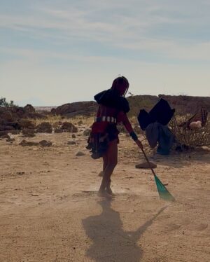 Yarissa Instagram - Una mañana con los Himba. Si quieres aprender sobre ellos y saber como visitarlos de manera ética y responsable te dejo información aquí debajo👇
Los Himba son un grupo étnico con una población estimada de 50,000 personas que viven en el norte de Namibia y en el sur de Angola. Sus aldeas consisten en sencillas chozas de ramas, barro y estiércol de vaca con techos de paja. Son el último pueblo seminómada de la zona y viven de forma muy tradicional (completamente sin tecnología, electricidad, radio ni agua corriente).
Son famosos por cubrirse la piel y el cabello con otjize (una mezcla de grasa de mantequilla y pigmento ocre). Esta pasta los protege del clima cálido, de las picaduras de insectos y les permite durar largas temporadas sin bañarse. El otjize le da a las trenzas del cabello una textura, estilo y tinte naranja muy distintivo.
Las mujeres y niñas tienden a realizar los trabajos más intensivos. Sus responsabilidades incluyen:
- Traer agua al la aldea.
- Hacer las casas donde viven.
- Recoger leña.
- Cocinar y servir comidas.
- Hacer artesanías, ropa y joyas.
- Cuidar los niños.
- Ordeñar las vacas y las cabras para asegurar un suministro seguro de leche.
Las responsabilidades de los hombres son:
- Atender el ganado.
- Pastorear.
- Sacrificar animales.
- Asistir a la celebración de consejos con los jefes tribales de la aldea.
Los Himba son polígamos; el hombre promedio tiene dos esposas y en ocasiones son matrimonios concertados a temprana edad lo que puede significar que las niñas en ocasiones son casadas.
Visitar una tribu Himba de forma responsable es una excelente manera de apoyar la economía local en una zona que lo necesita. Asegúrate de que tu guía sea un Himba y tenga experiencia en turismo sostenible. Recomiendo que contacten a Tjingi Tjinginda ( 264 818 411 294) pues además de todo lo anterior también habla inglés.
Y por favor no vengas con las manos vacías. Trae algo de comida para la aldea. Puede ser harina de maíz, azúcar o aceite de cocina. Ellos con amor te abren sus puertas, te muestran sus vidas y eso debería ser recompensado.
#Namibia #Himba #Tribu #HimbaVillage #Africa
