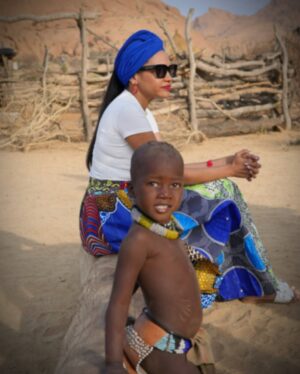 Yarissa Instagram - Una maƱana con los Himba. Si quieres aprender sobre ellos y saber como visitarlos de manera Ć©tica y responsable te dejo información aquĆ debajošĀ
Los Himba son un grupo Ć©tnico con una población estimada de 50,000 personas que viven en el norte de Namibia y en el sur de Angola. Sus aldeas consisten en sencillas chozas de ramas, barro y estiĆ©rcol de vaca con techos de paja. Son el Ćŗltimo pueblo seminómada de la zona y viven de forma muy tradicional (completamente sin tecnologĆa, electricidad, radio ni agua corriente).
Son famosos por cubrirse la piel y el cabello con otjize (una mezcla de grasa de mantequilla y pigmento ocre). Esta pasta los protege del clima cƔlido, de las picaduras de insectos y les permite durar largas temporadas sin baƱarse. El otjize le da a las trenzas del cabello una textura, estilo y tinte naranja muy distintivo.
Las mujeres y niƱas tienden a realizar los trabajos mƔs intensivos. Sus responsabilidades incluyen:
- Traer agua al la aldea.
- Hacer las casas donde viven.
- Recoger leƱa.
- Cocinar y servir comidas.
- Hacer artesanĆas, ropa y joyas.
- Cuidar los niƱos.
- OrdeƱar las vacas y las cabras para asegurar un suministro seguro de leche.
Las responsabilidades de los hombres son:
- Atender el ganado.
- Pastorear.Ā
- Sacrificar animales.
- Asistir a la celebración de consejos con los jefes tribales de la aldea.
Los Himba son polĆgamos; el hombre promedio tiene dos esposas y en ocasiones son matrimonios concertados a temprana edad lo que puede significar que las niƱas en ocasiones son casadas.
Visitar una tribu Himba de forma responsable es una excelente manera de apoyar la economĆa local en una zona que lo necesita. AsegĆŗrate de que tu guĆa sea un Himba y tenga experiencia en turismo sostenible. Recomiendo que contacten a Tjingi Tjinginda ( 264 818 411 294) pues ademĆ”s de todo lo anterior tambiĆ©n habla inglĆ©s.
Y por favor no vengas con las manos vacĆas. Trae algo de comida para la aldea. Puede ser harina de maĆz, azĆŗcar o aceite de cocina. Ellos con amor te abren sus puertas, te muestran sus vidas y eso deberĆa ser recompensado.Ā
#Namibia #Himba #Tribu #HimbaVillage #Africa