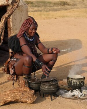 Yarissa Instagram - Una maƱana con los Himba. Si quieres aprender sobre ellos y saber como visitarlos de manera Ć©tica y responsable te dejo información aquĆ debajošĀ
Los Himba son un grupo Ć©tnico con una población estimada de 50,000 personas que viven en el norte de Namibia y en el sur de Angola. Sus aldeas consisten en sencillas chozas de ramas, barro y estiĆ©rcol de vaca con techos de paja. Son el Ćŗltimo pueblo seminómada de la zona y viven de forma muy tradicional (completamente sin tecnologĆa, electricidad, radio ni agua corriente).
Son famosos por cubrirse la piel y el cabello con otjize (una mezcla de grasa de mantequilla y pigmento ocre). Esta pasta los protege del clima cƔlido, de las picaduras de insectos y les permite durar largas temporadas sin baƱarse. El otjize le da a las trenzas del cabello una textura, estilo y tinte naranja muy distintivo.
Las mujeres y niƱas tienden a realizar los trabajos mƔs intensivos. Sus responsabilidades incluyen:
- Traer agua al la aldea.
- Hacer las casas donde viven.
- Recoger leƱa.
- Cocinar y servir comidas.
- Hacer artesanĆas, ropa y joyas.
- Cuidar los niƱos.
- OrdeƱar las vacas y las cabras para asegurar un suministro seguro de leche.
Las responsabilidades de los hombres son:
- Atender el ganado.
- Pastorear.Ā
- Sacrificar animales.
- Asistir a la celebración de consejos con los jefes tribales de la aldea.
Los Himba son polĆgamos; el hombre promedio tiene dos esposas y en ocasiones son matrimonios concertados a temprana edad lo que puede significar que las niƱas en ocasiones son casadas.
Visitar una tribu Himba de forma responsable es una excelente manera de apoyar la economĆa local en una zona que lo necesita. AsegĆŗrate de que tu guĆa sea un Himba y tenga experiencia en turismo sostenible. Recomiendo que contacten a Tjingi Tjinginda ( 264 818 411 294) pues ademĆ”s de todo lo anterior tambiĆ©n habla inglĆ©s.
Y por favor no vengas con las manos vacĆas. Trae algo de comida para la aldea. Puede ser harina de maĆz, azĆŗcar o aceite de cocina. Ellos con amor te abren sus puertas, te muestran sus vidas y eso deberĆa ser recompensado.Ā
#Namibia #Himba #Tribu #HimbaVillage #Africa