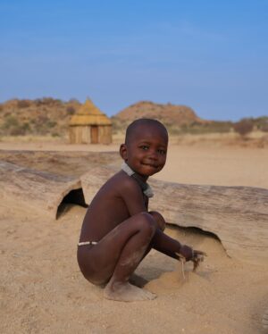 Yarissa Instagram - Una maƱana con los Himba. Si quieres aprender sobre ellos y saber como visitarlos de manera Ć©tica y responsable te dejo información aquĆ debajošĀ
Los Himba son un grupo Ć©tnico con una población estimada de 50,000 personas que viven en el norte de Namibia y en el sur de Angola. Sus aldeas consisten en sencillas chozas de ramas, barro y estiĆ©rcol de vaca con techos de paja. Son el Ćŗltimo pueblo seminómada de la zona y viven de forma muy tradicional (completamente sin tecnologĆa, electricidad, radio ni agua corriente).
Son famosos por cubrirse la piel y el cabello con otjize (una mezcla de grasa de mantequilla y pigmento ocre). Esta pasta los protege del clima cƔlido, de las picaduras de insectos y les permite durar largas temporadas sin baƱarse. El otjize le da a las trenzas del cabello una textura, estilo y tinte naranja muy distintivo.
Las mujeres y niƱas tienden a realizar los trabajos mƔs intensivos. Sus responsabilidades incluyen:
- Traer agua al la aldea.
- Hacer las casas donde viven.
- Recoger leƱa.
- Cocinar y servir comidas.
- Hacer artesanĆas, ropa y joyas.
- Cuidar los niƱos.
- OrdeƱar las vacas y las cabras para asegurar un suministro seguro de leche.
Las responsabilidades de los hombres son:
- Atender el ganado.
- Pastorear.Ā
- Sacrificar animales.
- Asistir a la celebración de consejos con los jefes tribales de la aldea.
Los Himba son polĆgamos; el hombre promedio tiene dos esposas y en ocasiones son matrimonios concertados a temprana edad lo que puede significar que las niƱas en ocasiones son casadas.
Visitar una tribu Himba de forma responsable es una excelente manera de apoyar la economĆa local en una zona que lo necesita. AsegĆŗrate de que tu guĆa sea un Himba y tenga experiencia en turismo sostenible. Recomiendo que contacten a Tjingi Tjinginda ( 264 818 411 294) pues ademĆ”s de todo lo anterior tambiĆ©n habla inglĆ©s.
Y por favor no vengas con las manos vacĆas. Trae algo de comida para la aldea. Puede ser harina de maĆz, azĆŗcar o aceite de cocina. Ellos con amor te abren sus puertas, te muestran sus vidas y eso deberĆa ser recompensado.Ā
#Namibia #Himba #Tribu #HimbaVillage #Africa