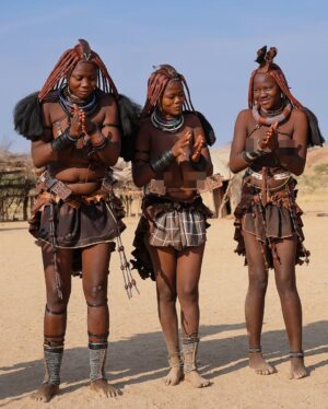 Yarissa Instagram - Una maƱana con los Himba. Si quieres aprender sobre ellos y saber como visitarlos de manera Ć©tica y responsable te dejo información aquĆ debajošĀ
Los Himba son un grupo Ć©tnico con una población estimada de 50,000 personas que viven en el norte de Namibia y en el sur de Angola. Sus aldeas consisten en sencillas chozas de ramas, barro y estiĆ©rcol de vaca con techos de paja. Son el Ćŗltimo pueblo seminómada de la zona y viven de forma muy tradicional (completamente sin tecnologĆa, electricidad, radio ni agua corriente).
Son famosos por cubrirse la piel y el cabello con otjize (una mezcla de grasa de mantequilla y pigmento ocre). Esta pasta los protege del clima cƔlido, de las picaduras de insectos y les permite durar largas temporadas sin baƱarse. El otjize le da a las trenzas del cabello una textura, estilo y tinte naranja muy distintivo.
Las mujeres y niƱas tienden a realizar los trabajos mƔs intensivos. Sus responsabilidades incluyen:
- Traer agua al la aldea.
- Hacer las casas donde viven.
- Recoger leƱa.
- Cocinar y servir comidas.
- Hacer artesanĆas, ropa y joyas.
- Cuidar los niƱos.
- OrdeƱar las vacas y las cabras para asegurar un suministro seguro de leche.
Las responsabilidades de los hombres son:
- Atender el ganado.
- Pastorear.Ā
- Sacrificar animales.
- Asistir a la celebración de consejos con los jefes tribales de la aldea.
Los Himba son polĆgamos; el hombre promedio tiene dos esposas y en ocasiones son matrimonios concertados a temprana edad lo que puede significar que las niƱas en ocasiones son casadas.
Visitar una tribu Himba de forma responsable es una excelente manera de apoyar la economĆa local en una zona que lo necesita. AsegĆŗrate de que tu guĆa sea un Himba y tenga experiencia en turismo sostenible. Recomiendo que contacten a Tjingi Tjinginda ( 264 818 411 294) pues ademĆ”s de todo lo anterior tambiĆ©n habla inglĆ©s.
Y por favor no vengas con las manos vacĆas. Trae algo de comida para la aldea. Puede ser harina de maĆz, azĆŗcar o aceite de cocina. Ellos con amor te abren sus puertas, te muestran sus vidas y eso deberĆa ser recompensado.Ā
#Namibia #Himba #Tribu #HimbaVillage #Africa