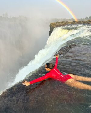 Yarissa Instagram - ”Estoy en el borde de la catarata mÔs grande del mundo!
Este lugar se llama āPiscina Del Diabloā y si eres de los miedosos mĆ”s valientes del mundo puedes llegar aquĆ nadando a travĆ©s del rĆo Zambeze. Con ayuda de la corriente terminarĆ”s en la piscina infinita mĆ”s increĆble del mundo y sentirĆ”s en carne propia los 8.500 millones de litros de agua que caen por las Cataratas Victoria cada minuto.
Nota: EstĆ” completamente prohibido venir aquĆ sin uno de los guĆas especializados y en Ć©poca de lluvia. Esta piscina solo estĆ” disponible de septiembre a diciembre porque son los meses en que las cataratas tienen menos agua.
Es importante destacar que este lugar es mĆ”s un efecto visual que otra cosa ya que en realidad hay un muro natural que impedirĆa por completo que te caigas por las cataratas. Supongo que esa es la razón por la que nunca nadie se ha caĆdo a pesar de que cientos de personas se baƱan aquĆ cada dĆa.
AdemĆ”s, si el sonido del agua te pone nervioso los guĆas te sostendrĆ”n por los pies para que te sientas mĆ”s seguro. Yo sufro un poco de vĆ©rtigo asĆ que investiguĆ© demasiado antes de decidirme a hacerlo y crĆ©anme que cosas mĆ”s peligrosas hace uno sin darse cuenta. En esta piscina no hay forma que te caigas a menos que tu mismo te lances. Creo que esta experiencia no entra ni al top 3 de las cosas mĆ”s aterradoras que he hecho porque se ve aterrador pero en esencia no lo es. Solo serĆa peligroso si eres loco š
LogrĆ© reservar mi cupo a travĆ©s de @Zambezi_Boutique_Guesthouse y fue una de las experiencias mĆ”s increĆbles de mi vida. No me atrevĆ a hacer el Bungee Jumping en las cataratas pero esto si š
#Zambia #VictoriaFalls #DevilsPool