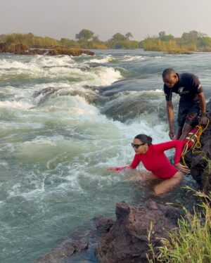 Yarissa Instagram - ¡Estoy en el borde de la catarata más grande del mundo!
Este lugar se llama “Piscina Del Diablo” y si eres de los miedosos más valientes del mundo puedes llegar aquí nadando a través del río Zambeze. Con ayuda de la corriente terminarás en la piscina infinita más increíble del mundo y sentirás en carne propia los 8.500 millones de litros de agua que caen por las Cataratas Victoria cada minuto.
Nota: Está completamente prohibido venir aquí sin uno de los guías especializados y en época de lluvia. Esta piscina solo está disponible de septiembre a diciembre porque son los meses en que las cataratas tienen menos agua.
Es importante destacar que este lugar es más un efecto visual que otra cosa ya que en realidad hay un muro natural que impediría por completo que te caigas por las cataratas. Supongo que esa es la razón por la que nunca nadie se ha caído a pesar de que cientos de personas se bañan aquí cada día.
Además, si el sonido del agua te pone nervioso los guías te sostendrán por los pies para que te sientas más seguro. Yo sufro un poco de vértigo así que investigué demasiado antes de decidirme a hacerlo y créanme que cosas más peligrosas hace uno sin darse cuenta. En esta piscina no hay forma que te caigas a menos que tu mismo te lances. Creo que esta experiencia no entra ni al top 3 de las cosas más aterradoras que he hecho porque se ve aterrador pero en esencia no lo es. Solo sería peligroso si eres loco 😂
Logré reservar mi cupo a través de @Zambezi_Boutique_Guesthouse y fue una de las experiencias más increíbles de mi vida. No me atreví a hacer el Bungee Jumping en las cataratas pero esto si 😍
#Zambia #VictoriaFalls #DevilsPool
