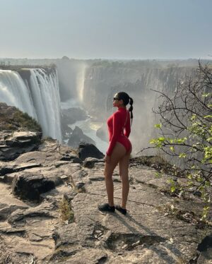 Yarissa Instagram - ”Estoy en el borde de la catarata mÔs grande del mundo!
Este lugar se llama āPiscina Del Diabloā y si eres de los miedosos mĆ”s valientes del mundo puedes llegar aquĆ nadando a travĆ©s del rĆo Zambeze. Con ayuda de la corriente terminarĆ”s en la piscina infinita mĆ”s increĆble del mundo y sentirĆ”s en carne propia los 8.500 millones de litros de agua que caen por las Cataratas Victoria cada minuto.
Nota: EstĆ” completamente prohibido venir aquĆ sin uno de los guĆas especializados y en Ć©poca de lluvia. Esta piscina solo estĆ” disponible de septiembre a diciembre porque son los meses en que las cataratas tienen menos agua.
Es importante destacar que este lugar es mĆ”s un efecto visual que otra cosa ya que en realidad hay un muro natural que impedirĆa por completo que te caigas por las cataratas. Supongo que esa es la razón por la que nunca nadie se ha caĆdo a pesar de que cientos de personas se baƱan aquĆ cada dĆa.
AdemĆ”s, si el sonido del agua te pone nervioso los guĆas te sostendrĆ”n por los pies para que te sientas mĆ”s seguro. Yo sufro un poco de vĆ©rtigo asĆ que investiguĆ© demasiado antes de decidirme a hacerlo y crĆ©anme que cosas mĆ”s peligrosas hace uno sin darse cuenta. En esta piscina no hay forma que te caigas a menos que tu mismo te lances. Creo que esta experiencia no entra ni al top 3 de las cosas mĆ”s aterradoras que he hecho porque se ve aterrador pero en esencia no lo es. Solo serĆa peligroso si eres loco š
LogrĆ© reservar mi cupo a travĆ©s de @Zambezi_Boutique_Guesthouse y fue una de las experiencias mĆ”s increĆbles de mi vida. No me atrevĆ a hacer el Bungee Jumping en las cataratas pero esto si š
#Zambia #VictoriaFalls #DevilsPool