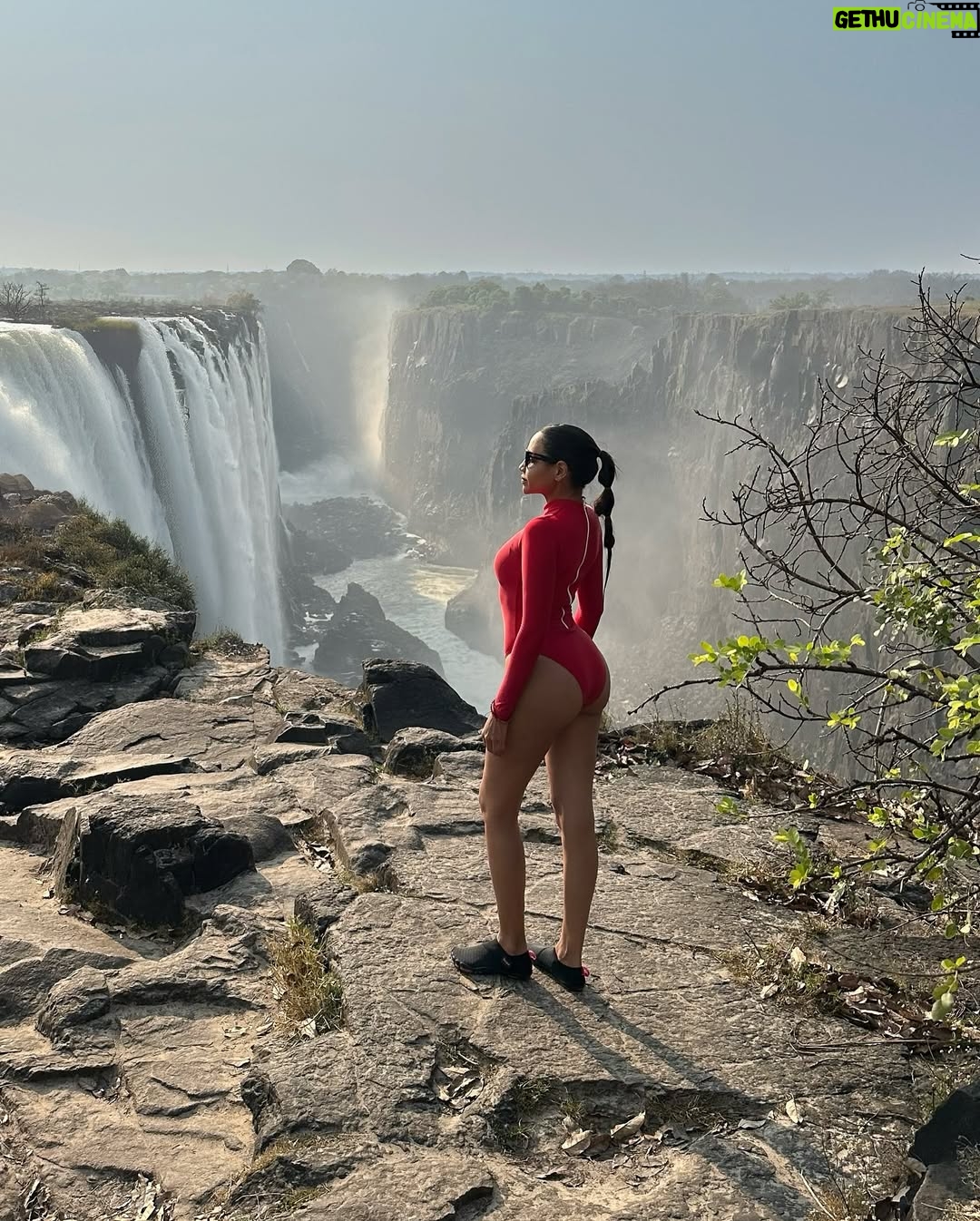 Yarissa - 26.9K Likes - ¡Estoy en el borde de la catarata más grande del mundo! 

Este lugar se llama “Piscina Del Diablo” y si eres de los miedosos más valientes del mundo puedes llegar aquí nadando a través del río Zambeze. Con ayuda de la corriente terminarás en la piscina infinita más increíble del mundo y sentirás en carne propia los 8.500 millones de litros de agua que caen por las Cataratas Victoria cada minuto.

Nota: Está completamente prohibido venir aquí sin uno de los guías especializados y en época de lluvia. Esta piscina solo está disponible de septiembre a diciembre porque son los meses en que las cataratas tienen menos agua.

Es importante destacar que este lugar es más un efecto visual que otra cosa ya que en realidad hay un muro natural que impediría por completo que te caigas por las cataratas. Supongo que esa es la razón por la que nunca nadie se ha caído a pesar de que cientos de personas se bañan aquí cada día.

Además, si el sonido del agua te pone nervioso los guías te sostendrán por los pies para que te sientas más seguro. Yo sufro un poco de vértigo así que investigué demasiado antes de decidirme a hacerlo y créanme que cosas más peligrosas hace uno sin darse cuenta. En esta piscina no hay forma que te caigas a menos que tu mismo te lances. Creo que esta experiencia no entra ni al top 3 de las cosas más aterradoras que he hecho porque se ve aterrador pero en esencia no lo es. Solo sería peligroso si eres loco 😂

Logré reservar mi cupo a través de @Zambezi_Boutique_Guesthouse y fue una de las experiencias más increíbles de mi vida. No me atreví a hacer el Bungee Jumping en las cataratas pero esto si 😍

#Zambia #VictoriaFalls #DevilsPool