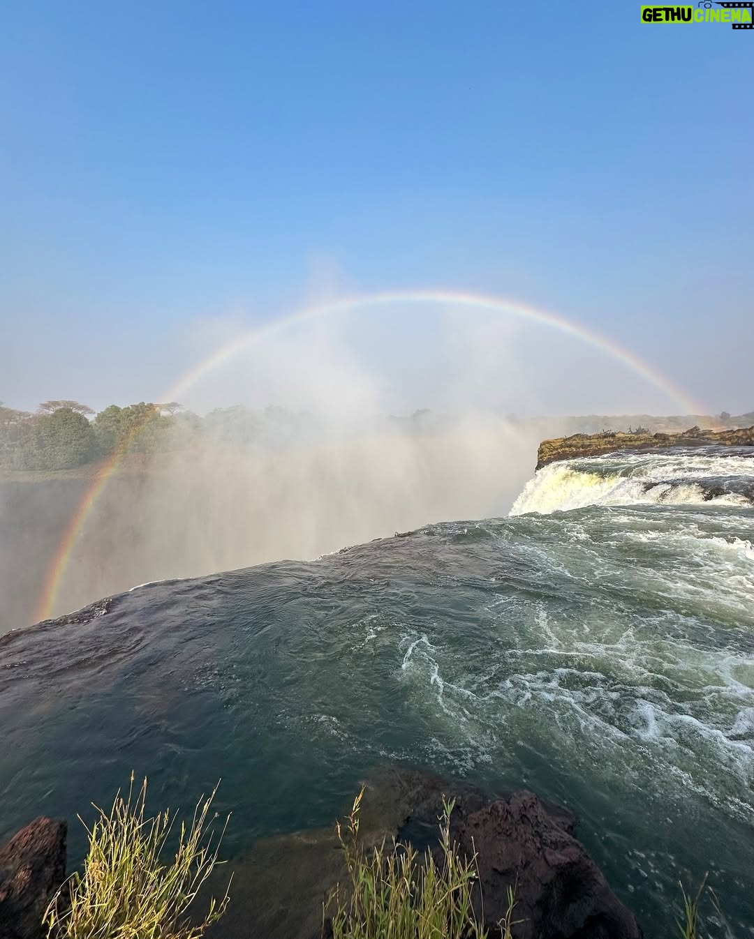 Yarissa - 26.9K Likes - ¡Estoy en el borde de la catarata más grande del mundo! 

Este lugar se llama “Piscina Del Diablo” y si eres de los miedosos más valientes del mundo puedes llegar aquí nadando a través del río Zambeze. Con ayuda de la corriente terminarás en la piscina infinita más increíble del mundo y sentirás en carne propia los 8.500 millones de litros de agua que caen por las Cataratas Victoria cada minuto.

Nota: Está completamente prohibido venir aquí sin uno de los guías especializados y en época de lluvia. Esta piscina solo está disponible de septiembre a diciembre porque son los meses en que las cataratas tienen menos agua.

Es importante destacar que este lugar es más un efecto visual que otra cosa ya que en realidad hay un muro natural que impediría por completo que te caigas por las cataratas. Supongo que esa es la razón por la que nunca nadie se ha caído a pesar de que cientos de personas se bañan aquí cada día.

Además, si el sonido del agua te pone nervioso los guías te sostendrán por los pies para que te sientas más seguro. Yo sufro un poco de vértigo así que investigué demasiado antes de decidirme a hacerlo y créanme que cosas más peligrosas hace uno sin darse cuenta. En esta piscina no hay forma que te caigas a menos que tu mismo te lances. Creo que esta experiencia no entra ni al top 3 de las cosas más aterradoras que he hecho porque se ve aterrador pero en esencia no lo es. Solo sería peligroso si eres loco 😂

Logré reservar mi cupo a través de @Zambezi_Boutique_Guesthouse y fue una de las experiencias más increíbles de mi vida. No me atreví a hacer el Bungee Jumping en las cataratas pero esto si 😍

#Zambia #VictoriaFalls #DevilsPool