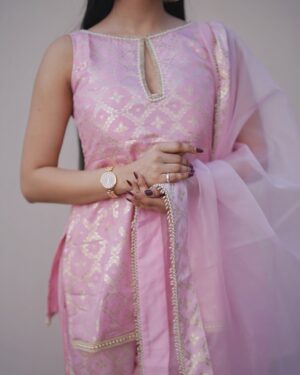 Yashi Tank Instagram - Desi couquette 🎀🪞🌷
Outfit @monkandmei_by_soniaanand @oakpinionpr