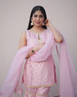 Yashi Tank Instagram - Desi couquette 🎀🪞🌷
Outfit @monkandmei_by_soniaanand @oakpinionpr