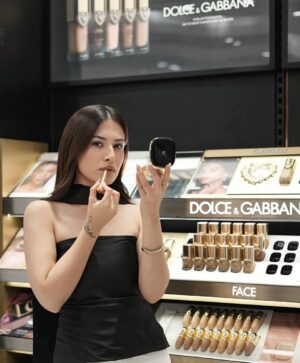 Yashika Khatri Instagram - From Italy, With Love❤️
@dolcegabbana_beauty has landed in India.

Explore Dolce&Gabbana's exquisite makeup at @sephora_india 

#DGBeauty #DGMakeup