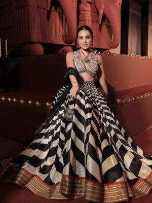 Yashika Khatri Instagram - In and for @jjvalaya for the grand finale at @hyundaiindia @fdciofficial India Couture Week 2025 with a showcase that encapsulated 33 magnified years of craftsmanship, royalty and timeless design.

Swipe through to see the magical look we created, jewellery, backstage madness and the stunning showstoppers.

Jewellery Partner @archanaaggarwalofficial 
Makeup & Hair @aishshreyamua 

#jjvalaya #jjvalayacouture #fdci#icw